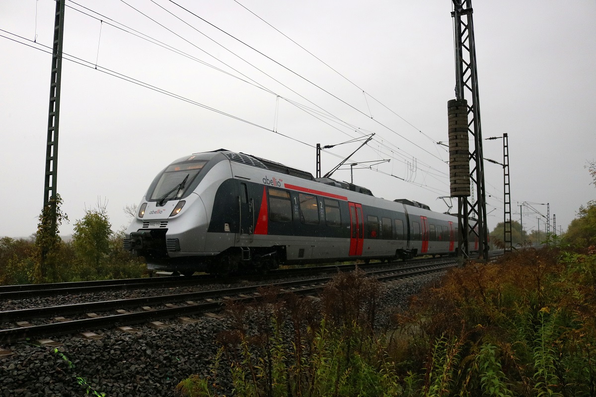 9442 113 (Bombardier Talent 2) von Abellio Rail Mitteldeutschland als RB 74778 (RB75) von Eilenburg nach Lutherstadt Eisleben fährt bei Dauerregen in Angersdorf (Saaleaue) auf der Bahnstrecke Halle–Hann. Münden (KBS 590). [21.10.2017 | 16:48 Uhr]
