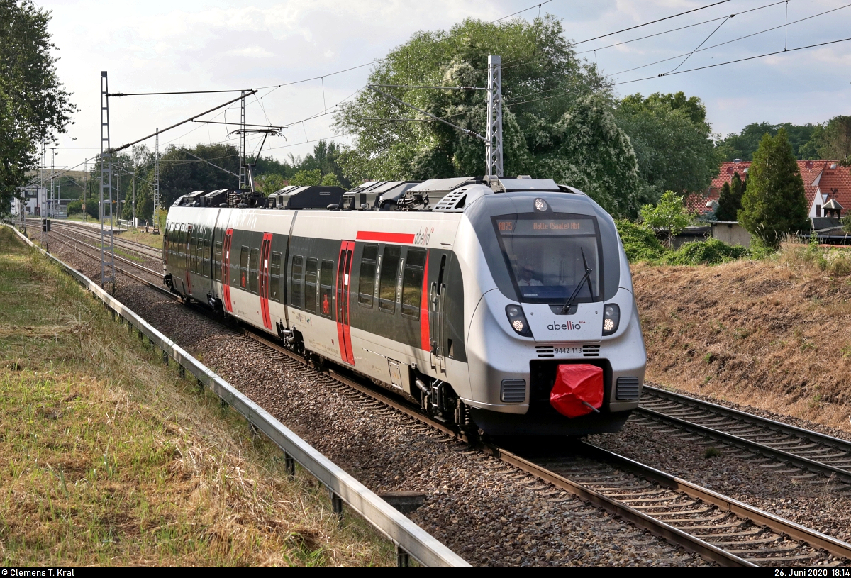 9442 113 (Bombardier Talent 2) der Abellio Rail Mitteldeutschland GmbH als RB 74787 (RB75) von Lutherstadt Eisleben nach Halle(Saale)Hbf fährt in Zscherben, Angersdorfer Straße, auf der Bahnstrecke Halle–Hann. Münden (KBS 590).
Durch großzügige Mäharbeiten in letzter Zeit sind wieder mehr Fotostellen nutzbar.
[26.6.2020 | 18:14 Uhr]
