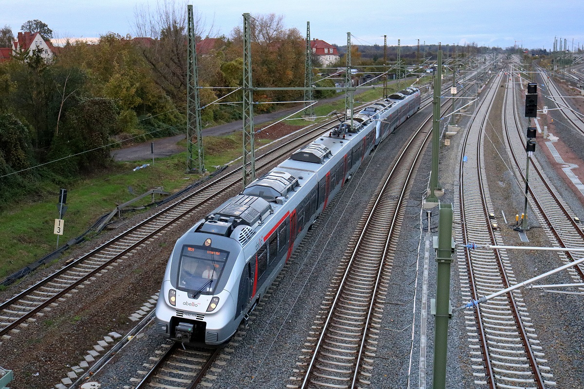 9442 113 und ein weiterer 9442 (Bombardier Talent 2) von Abellio Rail Mitteldeutschland als RE 74730 (RE19) von Bitterfeld nach Leinefelde bzw. RB 74830 (RB59) nach Erfurt Hbf passieren die Zugbildungsanlage Halle (Saale) in südlicher Richtung. Der Zugverband wird im Bahnhof Sangerhausen geteilt.
Aufgenommen von der Berliner Brücke. [31.10.2017 | 16:02 Uhr]