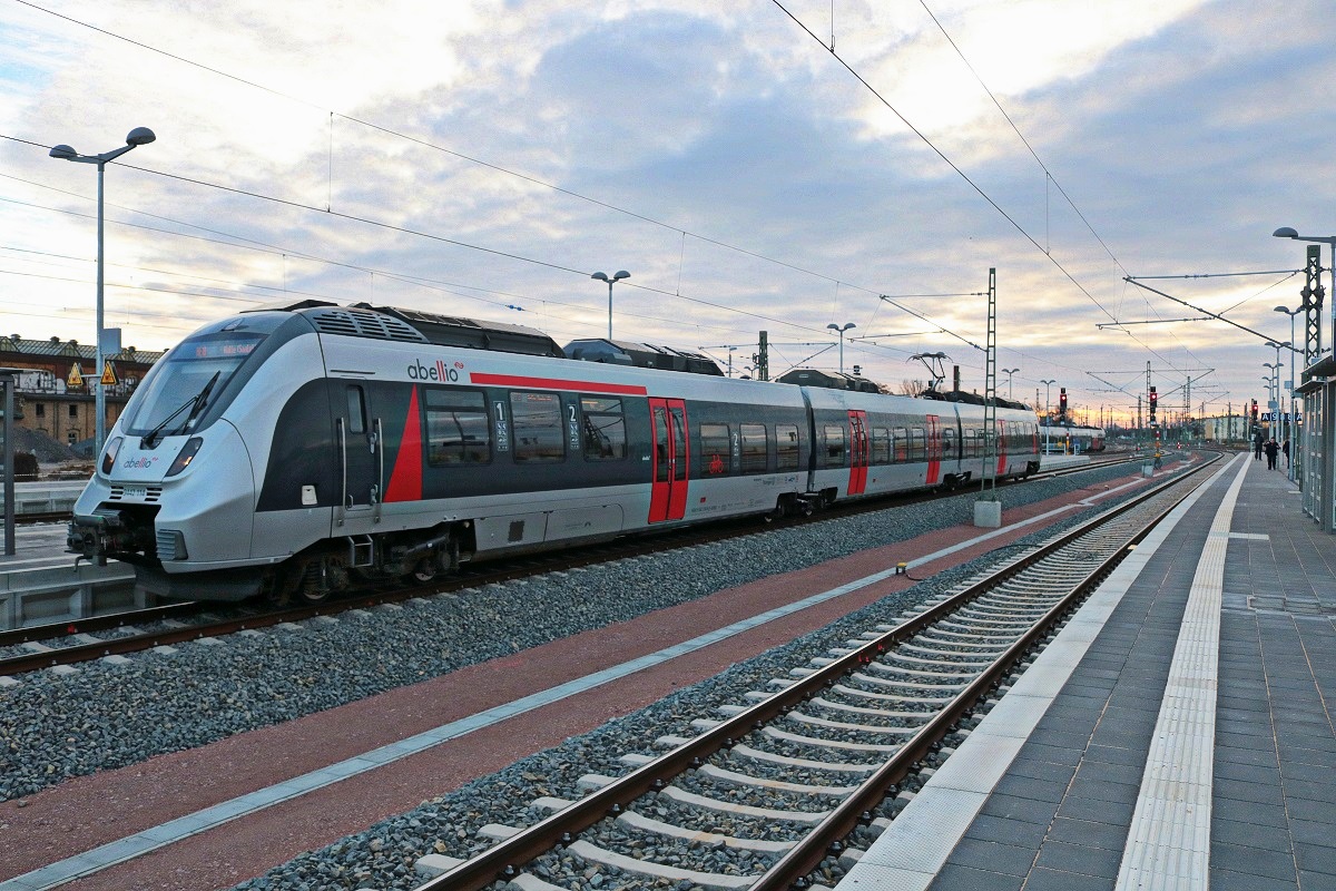 9442 114 (Bombardier Talent 2) von Abellio Rail Mitteldeutschland als RE 74583 (RE18) von Saalfeld(Saale) erreicht seinen Endbahnhof Halle(Saale)Hbf auf Gleis 10 A-C. Diese Linie ist neu seit dem Fahrplanwechsel 2018. [10.12.2017 | 8:50 Uhr]
