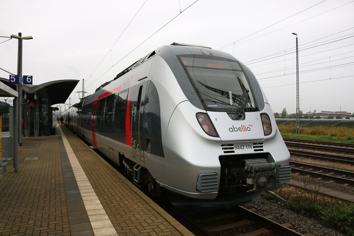 9442 114 und ein weiterer 9442 (Bombardier Talent 2) von Abellio Rail Mitteldeutschland als RE 74793 (RE9) von Kassel-Wilhelmshöhe haben ihren Endbahnhof Bitterfeld auf Gleis 6 erreicht. [24.9.2017 - 9:28 Uhr]