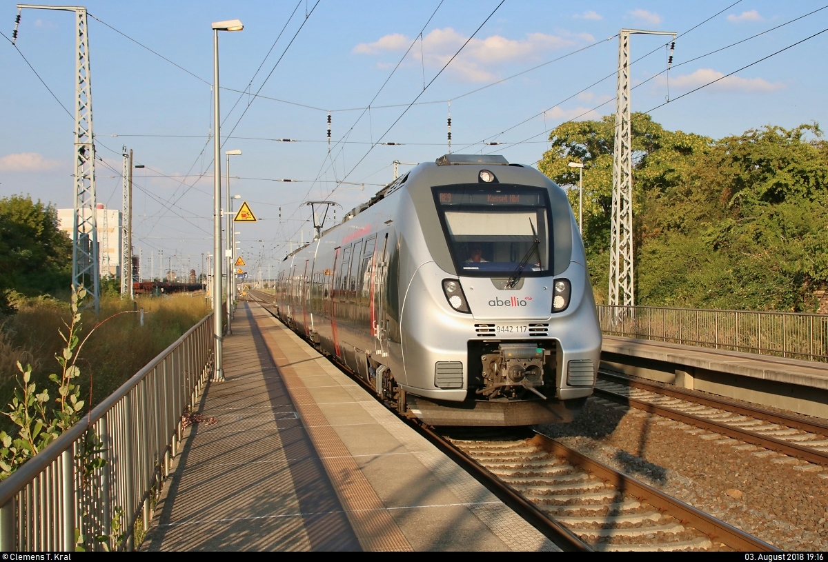 9442 117 (Bombardier Talent 2) von Abellio Rail Mitteldeutschland als RE 74716 (RE9) von Halle(Saale)Hbf nach Kassel Hbf durchfährt den Bahnhof Teutschenthal auf der Bahnstrecke Halle–Hann. Münden (KBS 590).
[3.8.2018 | 19:16 Uhr]