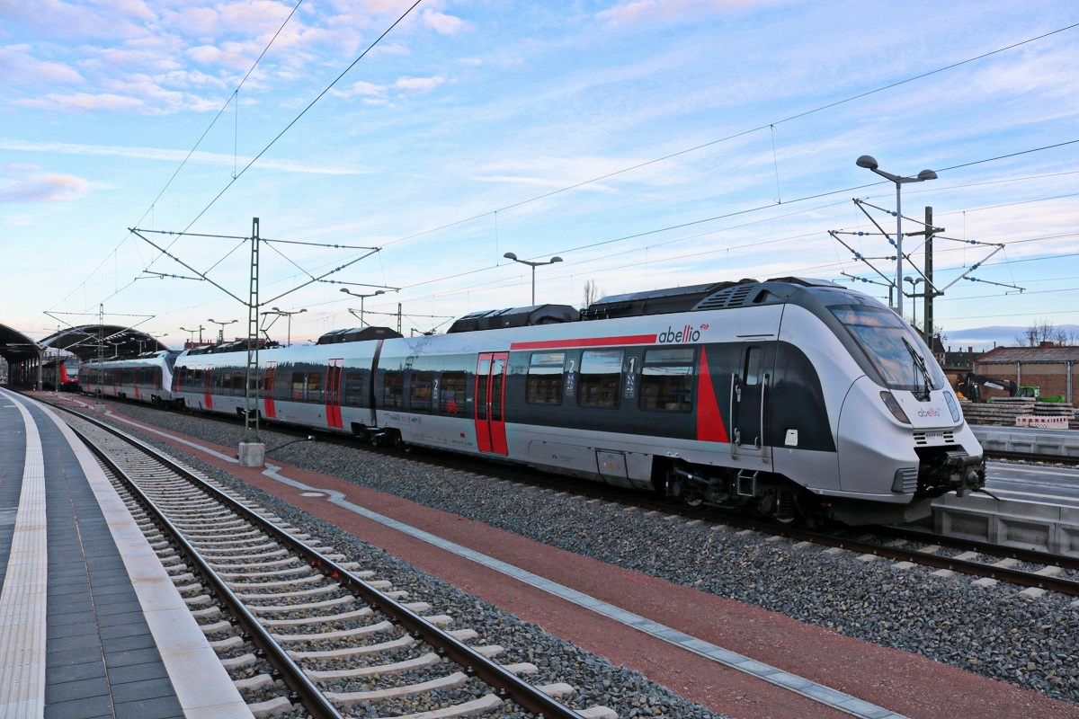 9442 118 und 9442 114 (Bombardier Talent 2) von Abellio Rail Mitteldeutschland als RE 74582 (RE18) nach Saalfeld(Saale) stehen in ihrem Startbahnhof Halle(Saale)Hbf auf Gleis 10 A-C bereit. [10.12.2017 | 9:01 Uhr]