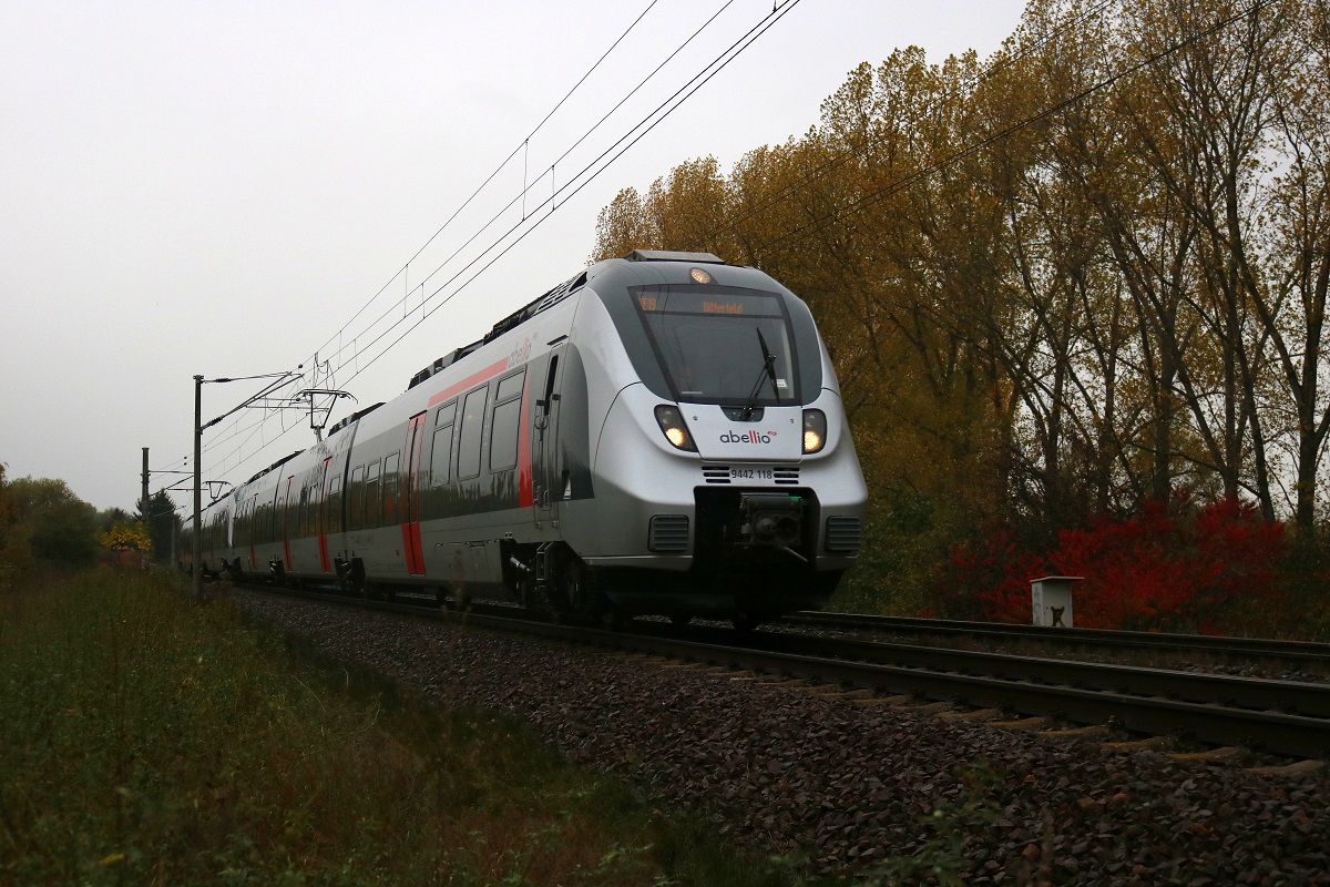 9442 118 und ein weiterer 9442 (Bombardier Talent 2) von Abellio Rail Mitteldeutschland als RB 74731 (RE19) von Leinefelde nach Bitterfeld fahren in Zscherben, Gartenweg, auf der Bahnstrecke Halle–Hann. Münden (KBS 590). [21.10.2017 | 15:56 Uhr]