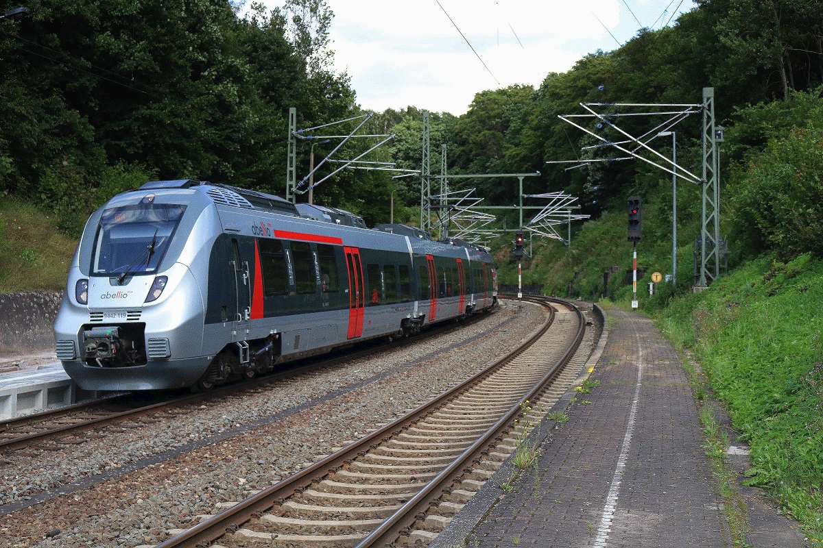 9442 119 und ein weiterer 9442 (Bombardier Talent 2) als verspätete RB 74808 (RB59) von Bitterfeld nach Erfurt Hbf durchfahren den Bahnhof Blankenheim(Sangerhausen) auf der Bahnstrecke Halle–Hann. Münden (KBS 590). [4.8.2017 - 14:55 Uhr]