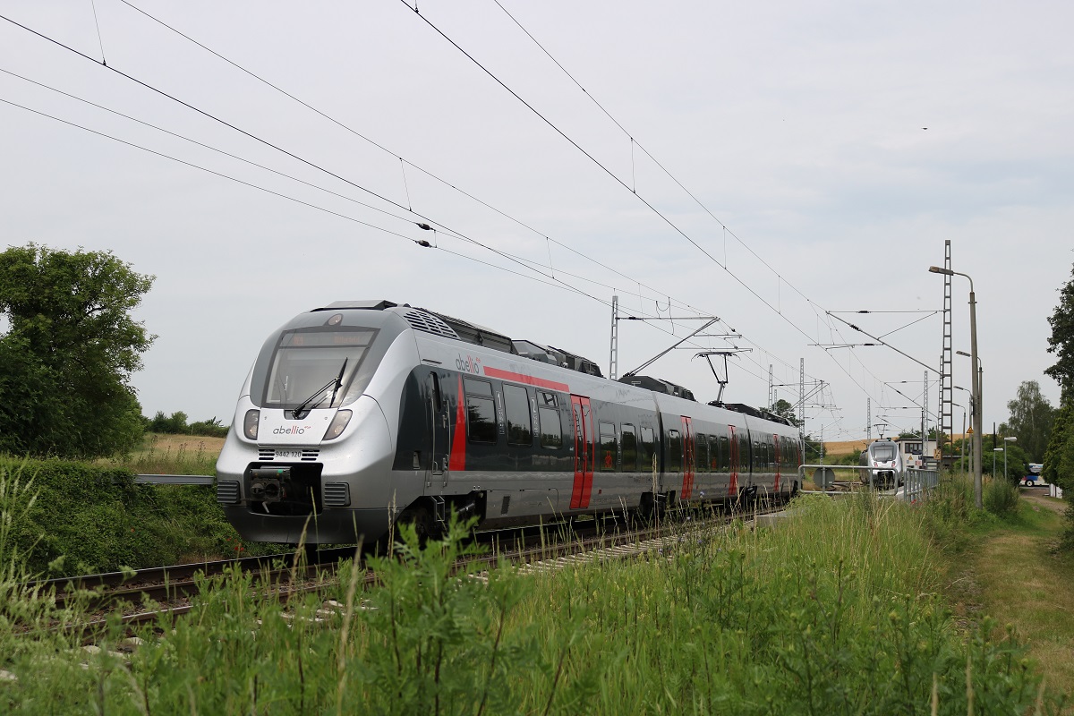9442 120 (Bombardier Talent 2) von Abellio Rail Mitteldeutschland als RE 74707 (RE9) von Eichenberg nach Bitterfeld in Zscherben auf der Bahnstrecke Halle–Hann. Münden (KBS 590). [27.6.2017 - 12:47 Uhr]