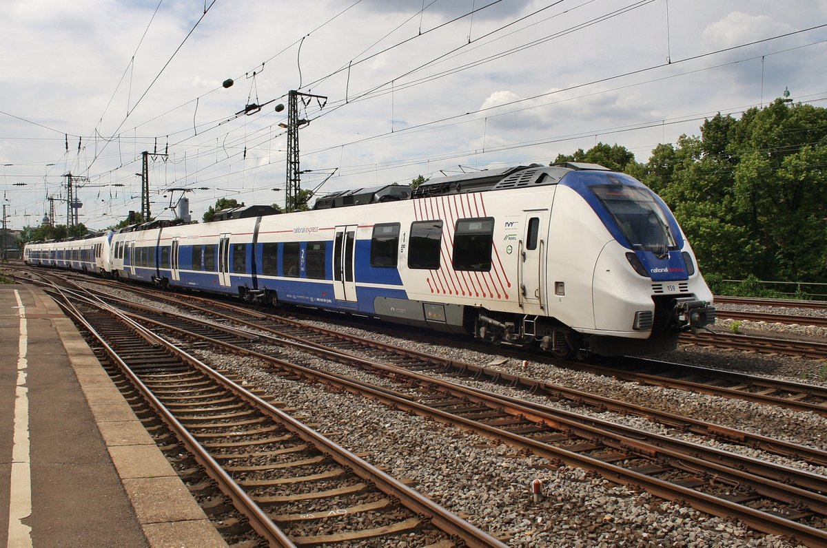 9442 159-1 und 9442 361-3 verlassen am 3.7.2017 als RB48 (RB32459)  Rhein-Wupper-Bahn  von Wuppertal-Oberbarmen nach Bonn-Mehlem den Bahnhof Köln Messe/Deutz. 