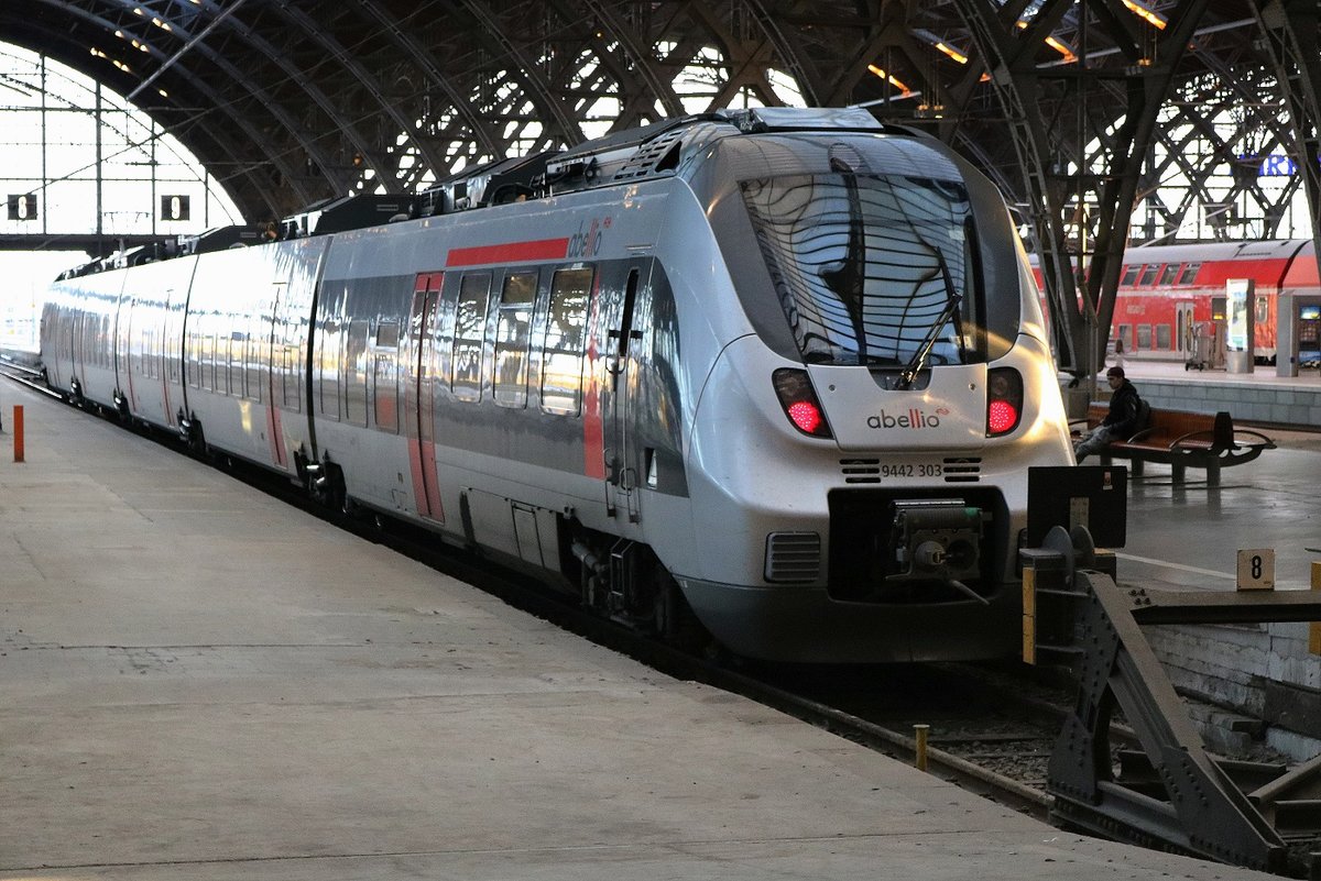 9442 303 (Bombardier Talent 2) von Abellio Rail Mitteldeutschland als RE 74504 (RE17) nach Erfurt Hbf steht in seinem Startbahnhof Leipzig Hbf auf Gleis 8. [22.10.2017 | 8:21 Uhr]