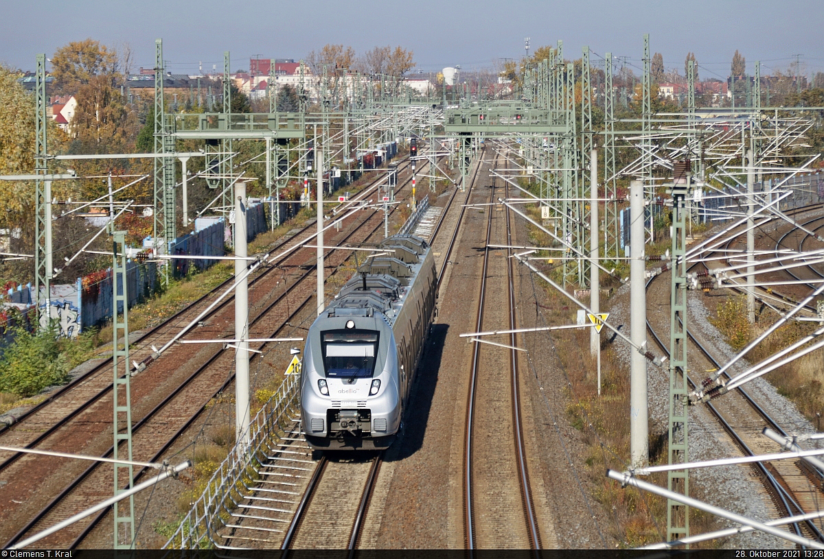 9442 303 (Bombardier Talent 2) zu Beginn seiner zweistündigen Fahrt an der Europachaussee/Dieselstraße in Halle (Saale).
Tele-Aufnahme von der Dieselbrücke.

🧰 Abellio Rail Mitteldeutschland GmbH
🚝 RB 74670 (RB25) Halle(Saale)Hbf–Saalfeld(Saale)
🚩 Bahnstrecke Halle–Bebra (KBS 580)
🕓 28.10.2021 | 13:28 Uhr