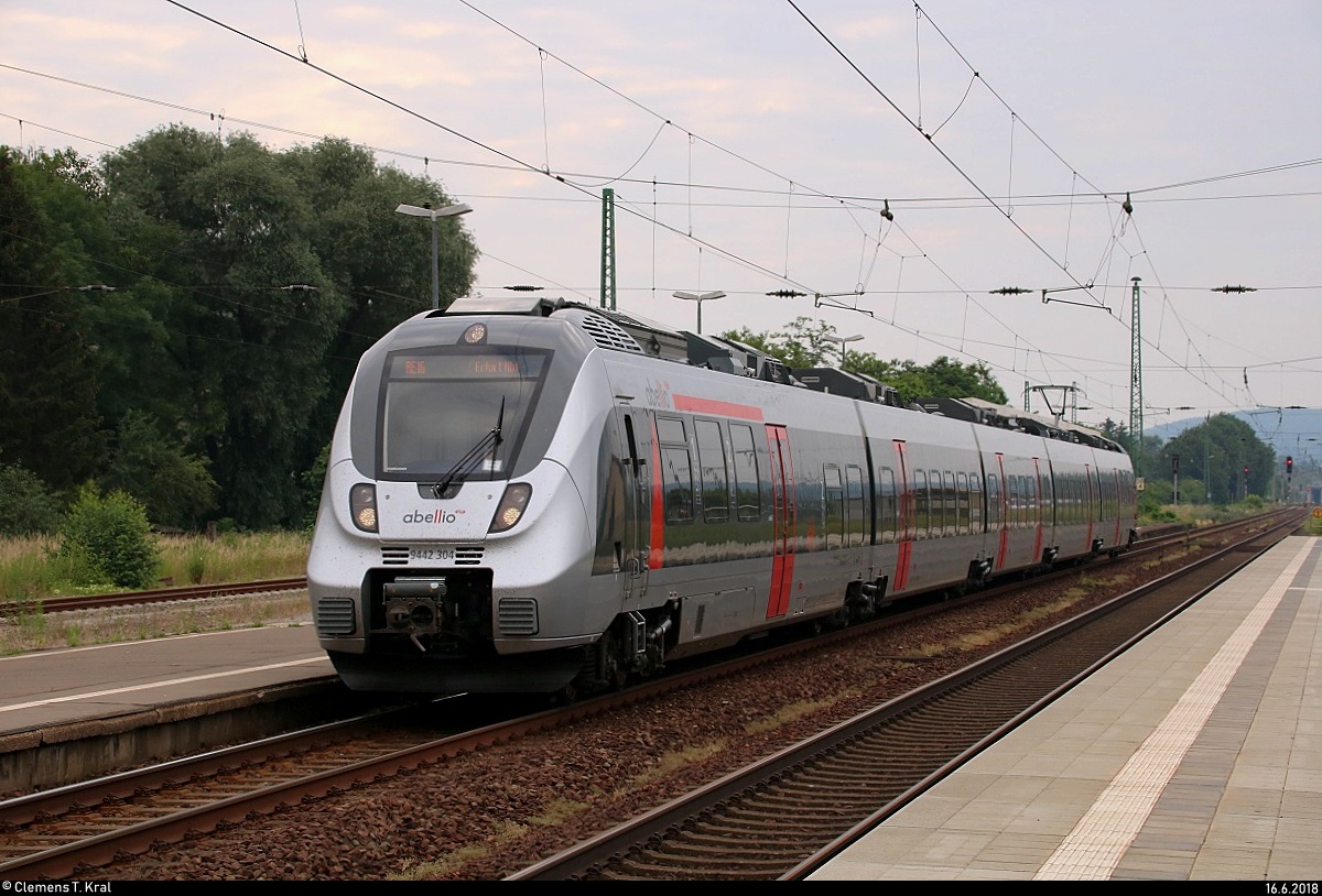 9442 304 (Bombardier Talent 2) von Abellio Rail Mitteldeutschland als RE 74560 (RE16) von Halle(Saale)Hbf nach Erfurt Hbf erreicht den Bahnhof Großheringen auf Gleis 2.
[16.6.2018 | 8:50 Uhr]