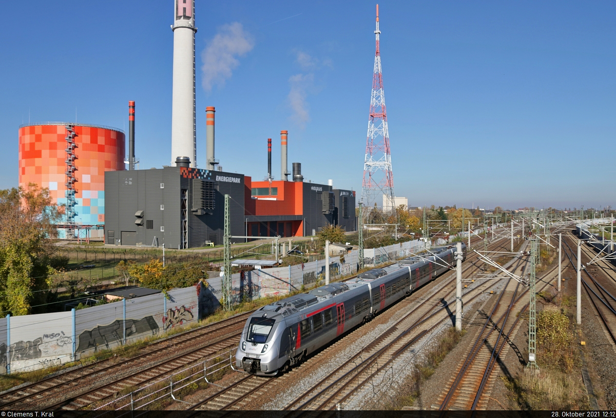 9442 304 (Bombardier Talent 2) unterwegs am Energiepark Dieselstraße in Halle (Saale).
Aufgenommen von der Dieselbrücke.

🧰 Abellio Rail Mitteldeutschland GmbH
🚝 RE 74506 (RE16) Halle(Saale)Hbf–Erfurt Hbf
🚩 Bahnstrecke Halle–Bebra (KBS 580)
🕓 28.10.2021 | 12:12 Uhr