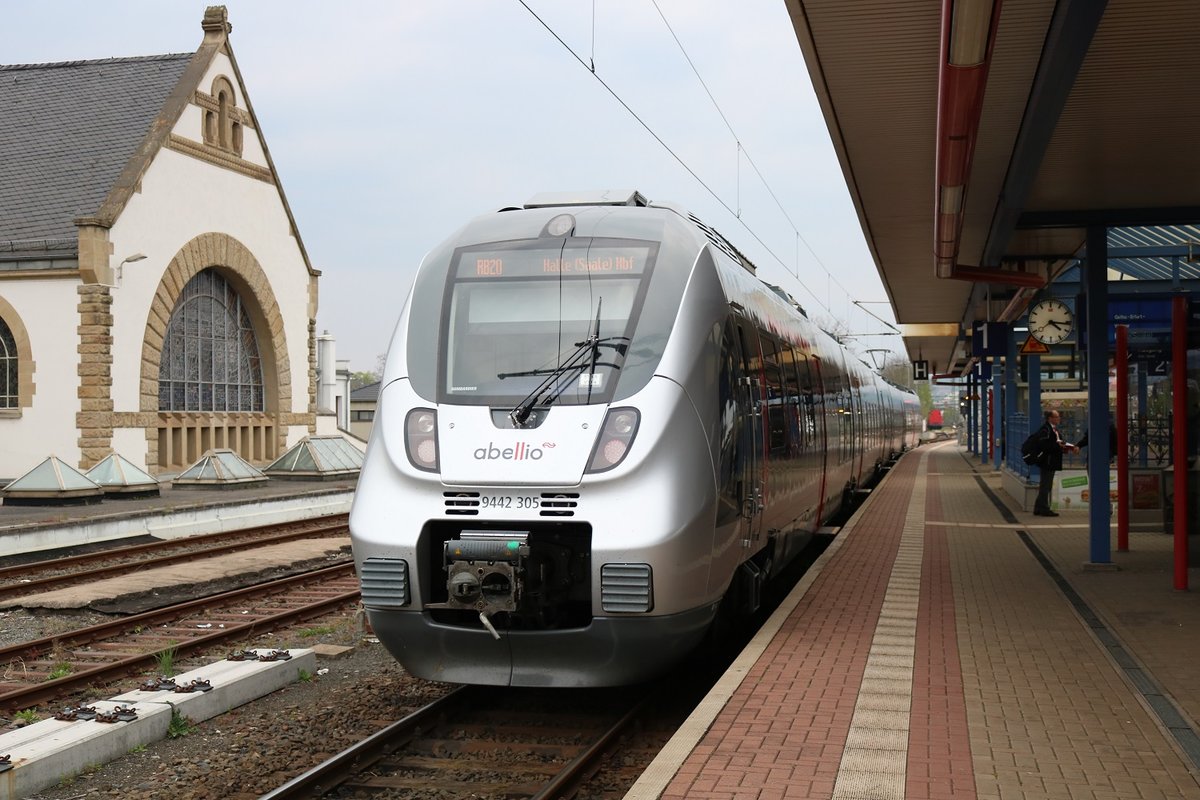 9442 305 (Bombardier Talent 2) von Abellio Rail Mitteldeutschland als RB 74631 nach Halle(Saale)Hbf steht im Startbahnhof Eisenach auf Gleis 1 bereit. [1.5.2017 - 16:17 Uhr]