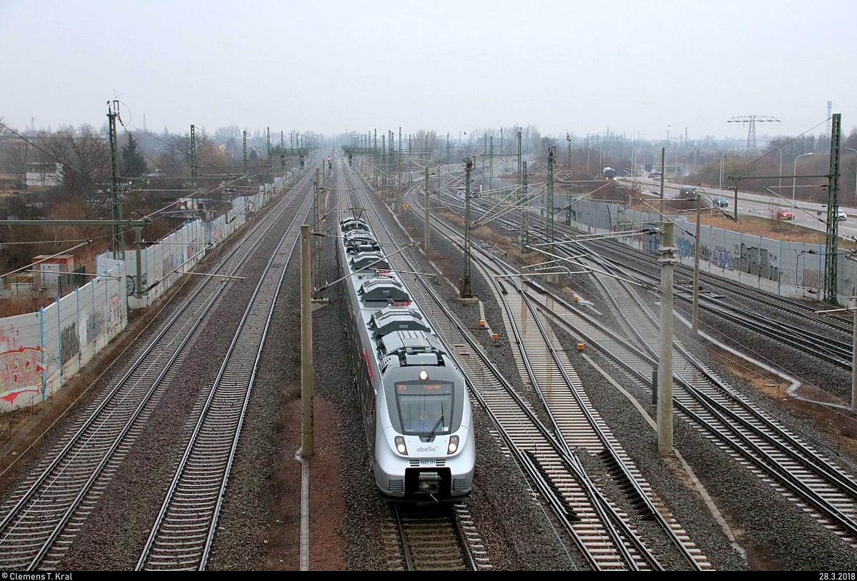 9442 311 (Bombardier Talent 2) von Abellio Rail Mitteldeutschland als RE 74560 (RE16) von Halle(Saale)Hbf nach Erfurt Hbf passiert den Abzweig Thüringen (At). Aufgenommen von der Brücke Dieselstraße, Halle (Saale). [28.3.2018 | 8:11 Uhr]