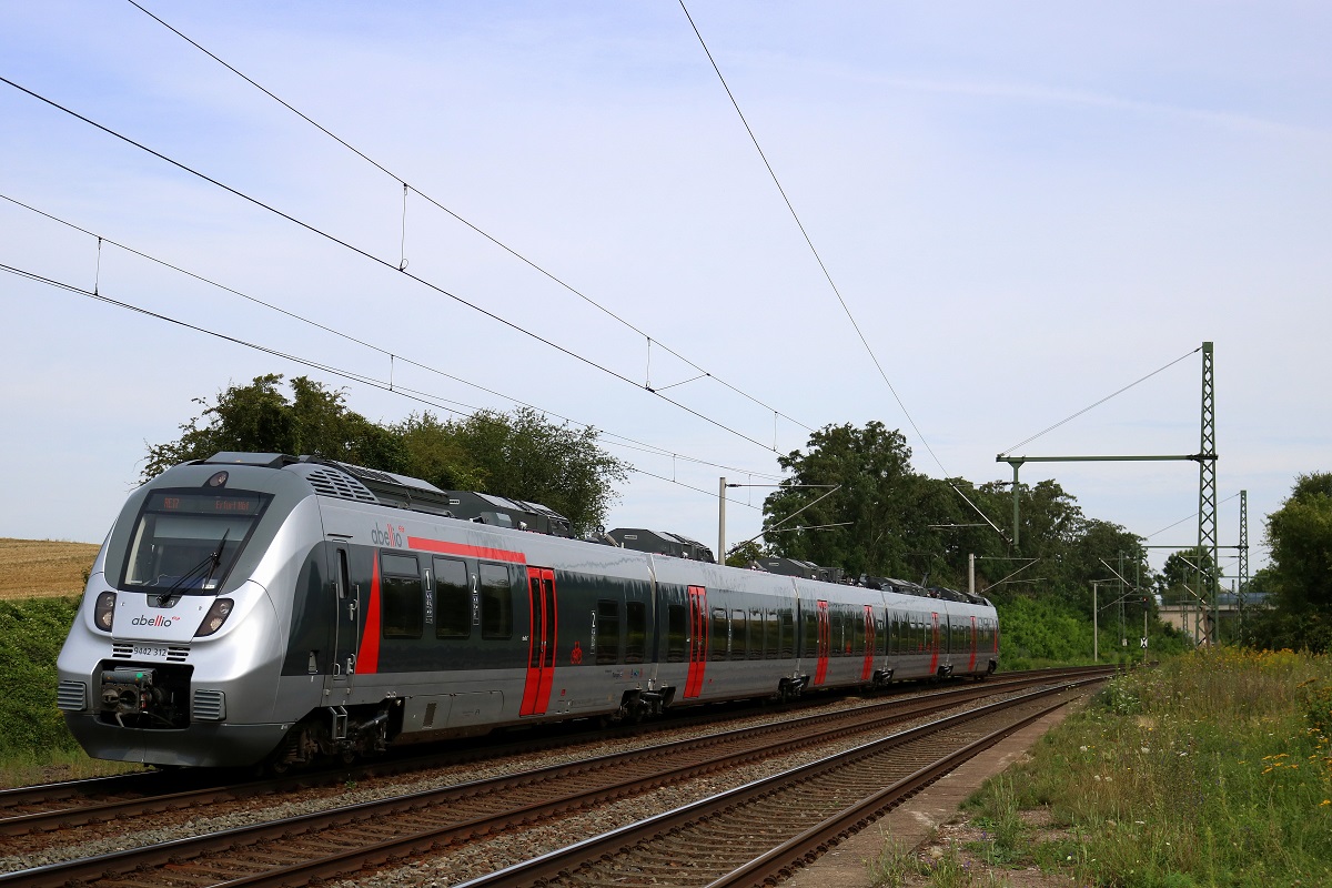 9442 312 (Bombardier Talent 2) von Abellio Rail Mitteldeutschland als RE 74506 (RE17) von Leipzig Hbf nach Erfurt Hbf fährt in Schkortleben auf der Bahnstrecke Halle–Bebra (KBS 580). [8.8.2017 - 11:33 Uhr]