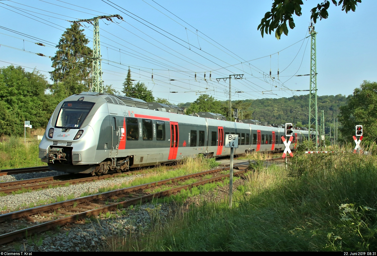 9442 313 (Bombardier Talent 2) von Abellio Rail Mitteldeutschland als RB 74658 (RB25) von Halle(Saale)Hbf nach Saalfeld(Saale) fährt nach dem Passieren der Abzweige Großheringen Gho und Ghs vorbei am Bahnübergang an der L 1061 in Großheringen auf der Bahnstrecke Großheringen–Saalfeld (Saalbahn | KBS 560).
[22.6.2019 | 8:31 Uhr]