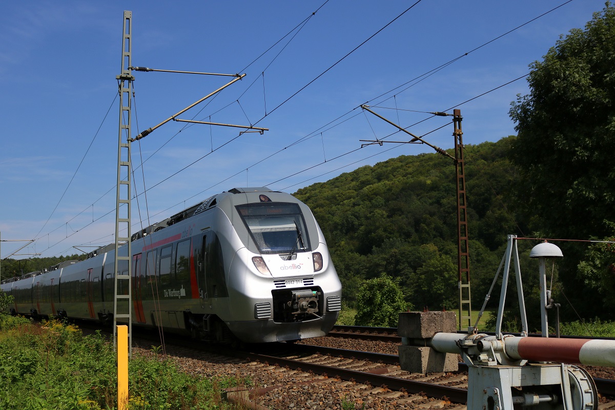 9442 314  Die Wartburg  (Bombardier Talent 2) von Abellio Rail Mitteldeutschland als RB 74620 (RB20) von Halle(Saale)Hbf Gl. 13a nach Eisenach fährt bei Saaleck auf der Bahnstrecke Halle–Bebra (KBS 580). [8.8.2017 - 14:16 Uhr]