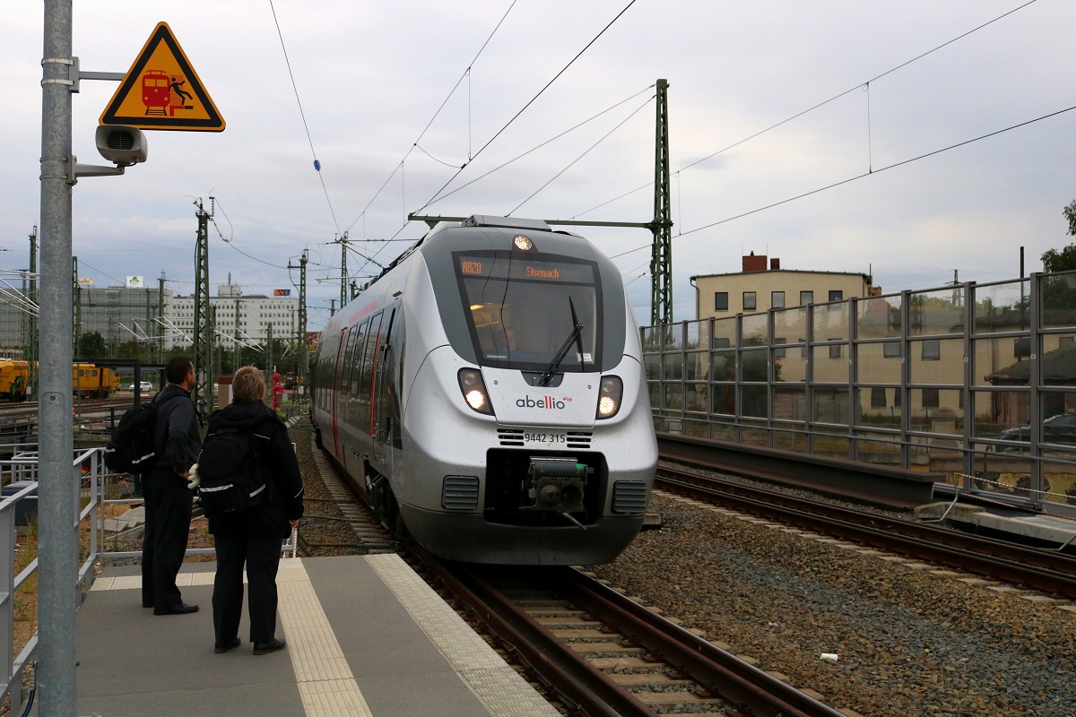 9442 315 (Bombardier Talent 2) von Abellio Rail Mitteldeutschland als RB 74610 (RB20) nach Mechterstädt wird in Halle(Saale)Hbf Gl. 13a bereitgestellt. [9.9.2017 - 8:25 Uhr]