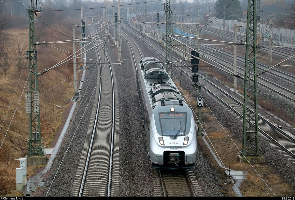 9442 602 (Bombardier Talent 2) von Abellio Rail Mitteldeutschland als RE 74703 (RE9) von Kassel Hbf nach Halle(Saale)Hbf Gl. 13a passiert den Abzweig Thüringen (At). Aufgenommen von der Brücke Dieselstraße, Halle (Saale). [28.3.2018 | 8:51 Uhr]