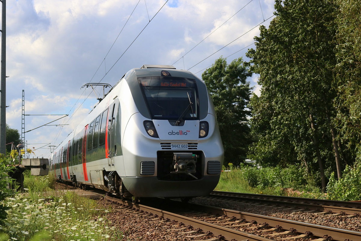 9442 602 und ein weiterer 9442 (Bombardier Talent 2) von Abellio Rail Mitteldeutschland als RB 74853 - dennoch geführt als RE 9 - von Eichenberg nach Halle(Saale)Hbf in Zscherben auf der Bahnstrecke Halle–Hann. Münden (KBS 590). Aufgenommen neben der Anrufschranke in der Angersdorfer Straße. [3.8.2017 - 16:51 Uhr]