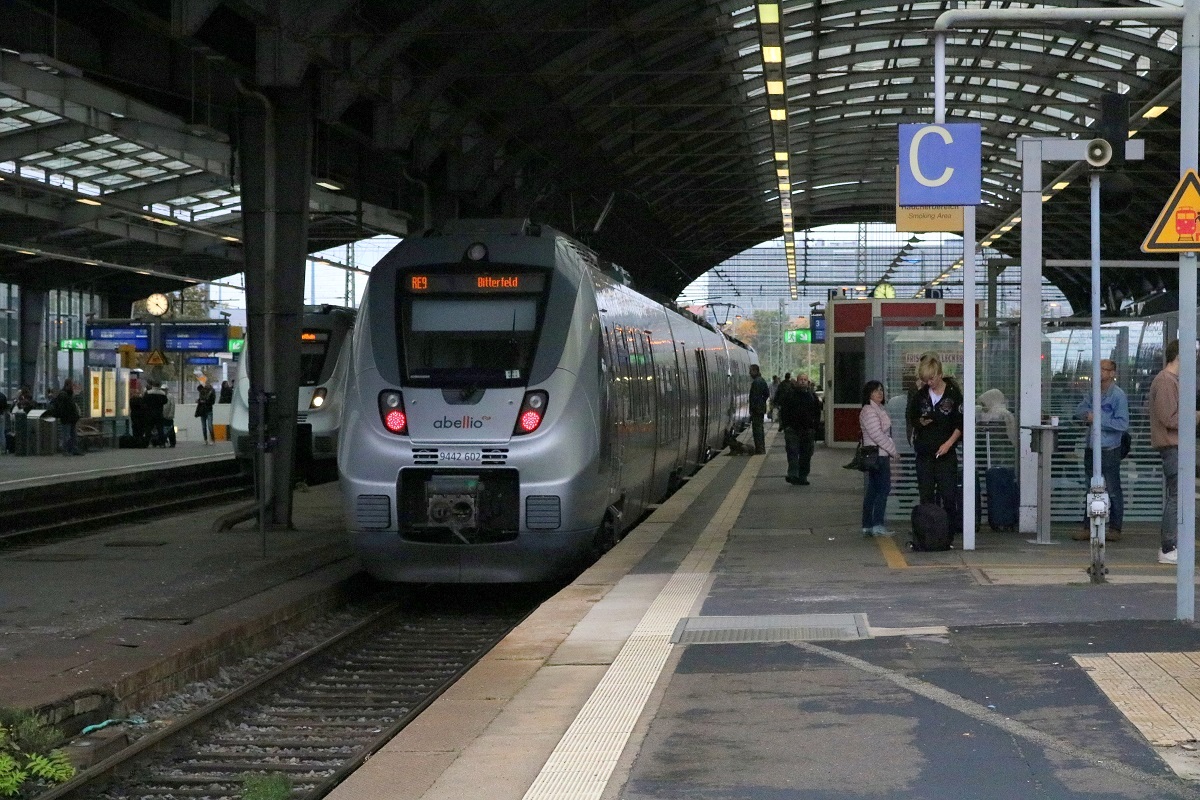 9442 602 und ein weiterer 9442 (Bombardier Talent 2) von Abellio Rail Mitteldeutschland als RE 74711 (RE9) von Kassel-Wilhelmshöhe nach Bitterfeld stehen in Halle(Saale)Hbf auf Gleis 3. [24.9.2017 | 17:04 Uhr]