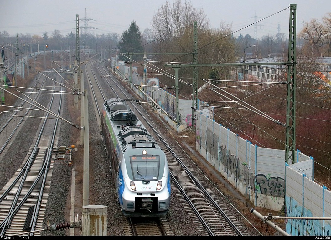 9442 603 (Bombardier Talent 2) von Abellio Rail Mitteldeutschland als RB 74851 (RB75) von Erfurt Hbf nach Halle(Saale)Hbf passiert den Abzweig Thüringen (At). Aufgenommen von der Brücke Dieselstraße, Halle (Saale). [28.3.2018 | 8:23 Uhr]