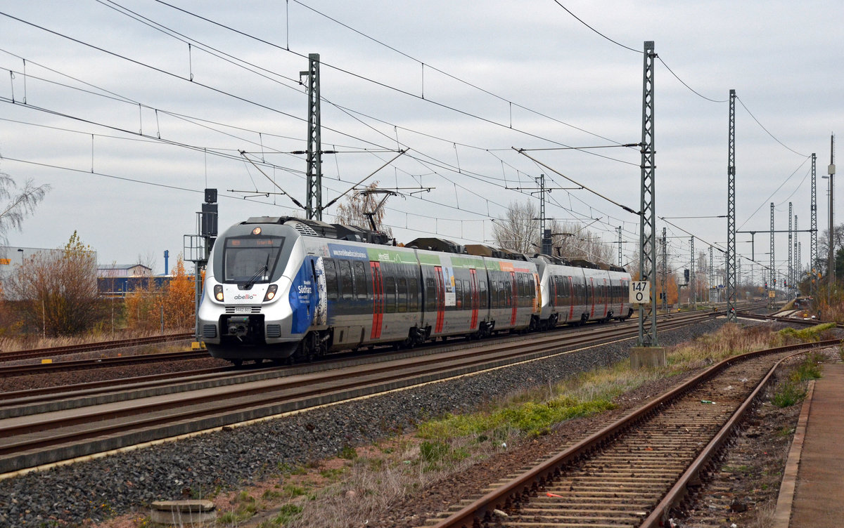 9442 603 mit der Südharz-Werbung war am 18.11.17 das führende Fahrzeug der RB nach Erfurt, dahinter folgte der RE nach Leinefelde. Hier verlässt das Tandem gerade Landsberg Richtung Halle(S).
