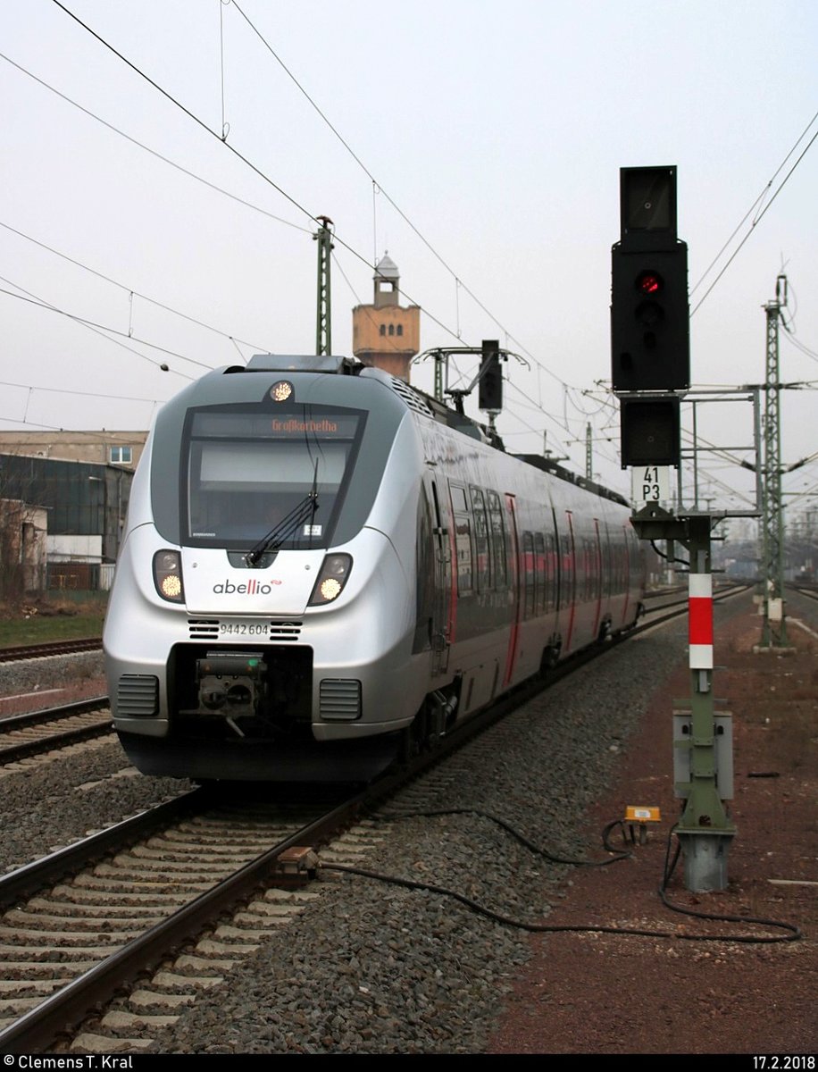 9442 604 (Bombardier Talent 2) von Abellio Rail Mitteldeutschland als RE 74586 (RE18) von Halle(Saale)Hbf nach Großkorbetha erreicht den Bahnhof Merseburg auf Gleis 2.
Eigentlich sollte der Turm dahinter mehr zur Geltung kommen; daher die Aufnahme im Hochformat. [17.2.2018 | 13:20 Uhr]