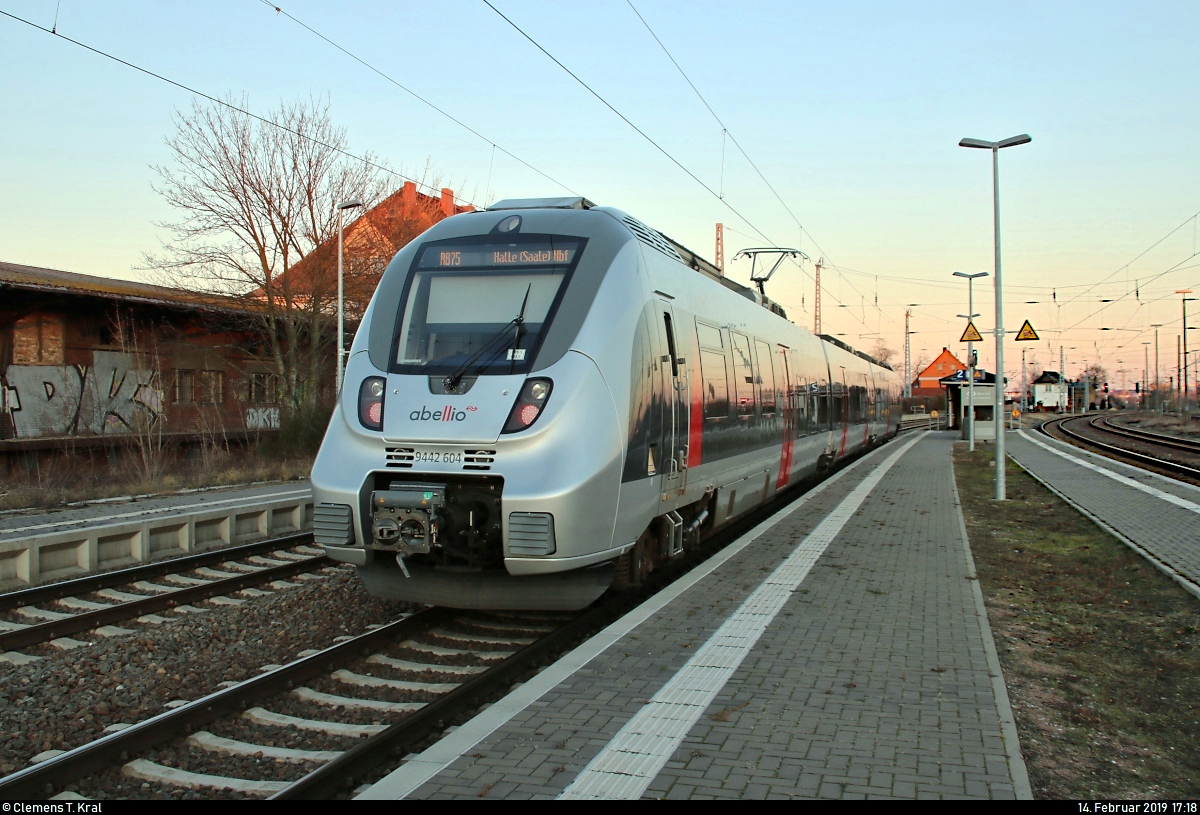 9442 604 (Bombardier Talent 2) von Abellio Rail Mitteldeutschland als RB 74785 (RB75) von Sangerhausen nach Halle(Saale)Hbf steht im Bahnhof Angersdorf auf der Bahnstrecke Halle–Hann. Münden (KBS 590).
[14.2.2019 | 17:18 Uhr]