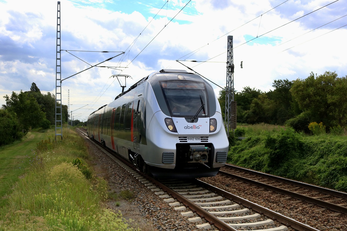9442 606 (Bombardier Talent 2) von Abellio Rail Mitteldeutschland als RE 74706 (RE9) von Bitterfeld nach Eichenberg durchfährt den Hp Zscherben auf der Bahnstrecke Halle–Hann. Münden (KBS 590). Auf dem Anzeiger steht fälschlicherweise  Kassel-Wilhelmshöhe . [4.8.2017 - 11:17 Uhr]
