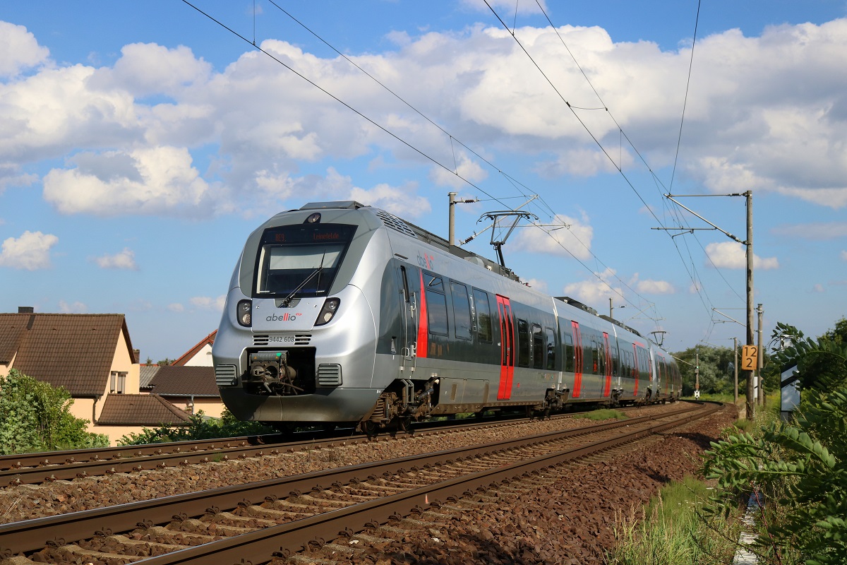 9442 608 (Bombardier Talent 2) von Abellio Rail Mitteldeutschland als RE 74712 (RE9) von Halle(Saale)Hbf nach Eichenberg in Zscherben, Angersdorfer Straße, auf der Bahnstrecke Halle–Hann. Münden (KBS 590). [3.8.2017 - 17:18 Uhr]