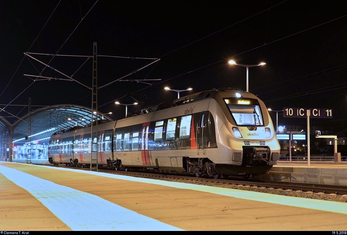 9442 608 (Bombardier Talent 2) von Abellio Rail Mitteldeutschland als RE 74720 (RE9) nach Nordhausen steht in seinem Startbahnhof Halle(Saale)Hbf auf Gleis 10 A-C.
[19.5.2018 | 23:02 Uhr]