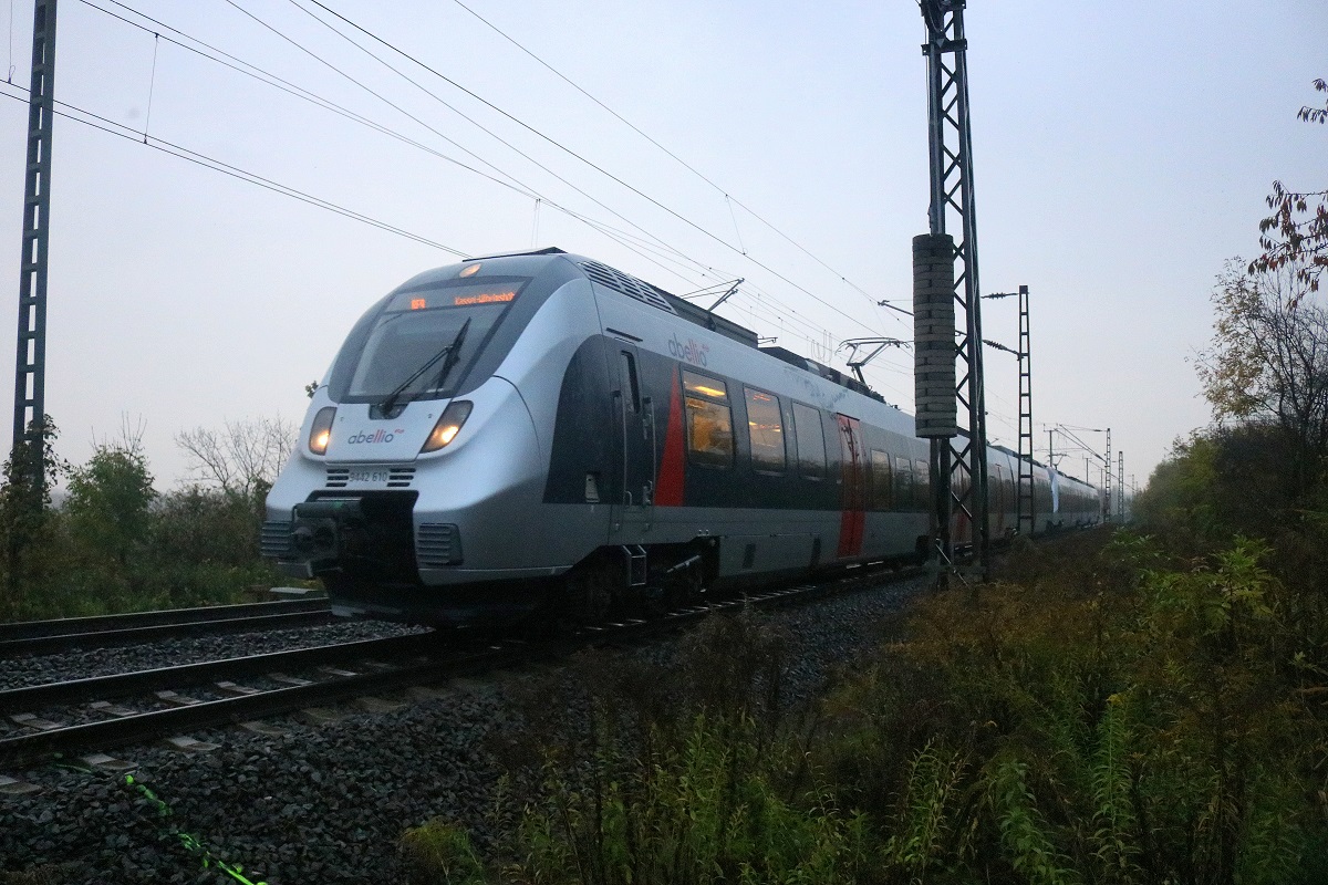 9442 610 und ein weiterer 9442 (Bombardier Talent 2) von Abellio Rail Mitteldeutschland als RE 74712 (RE9) von Bitterfeld nach Kassel-Wilhelmshöhe fahren in Angersdorf (Saaleaue) auf der Bahnstrecke Halle–Hann. Münden (KBS 590). [21.10.2017 | 17:22 Uhr]