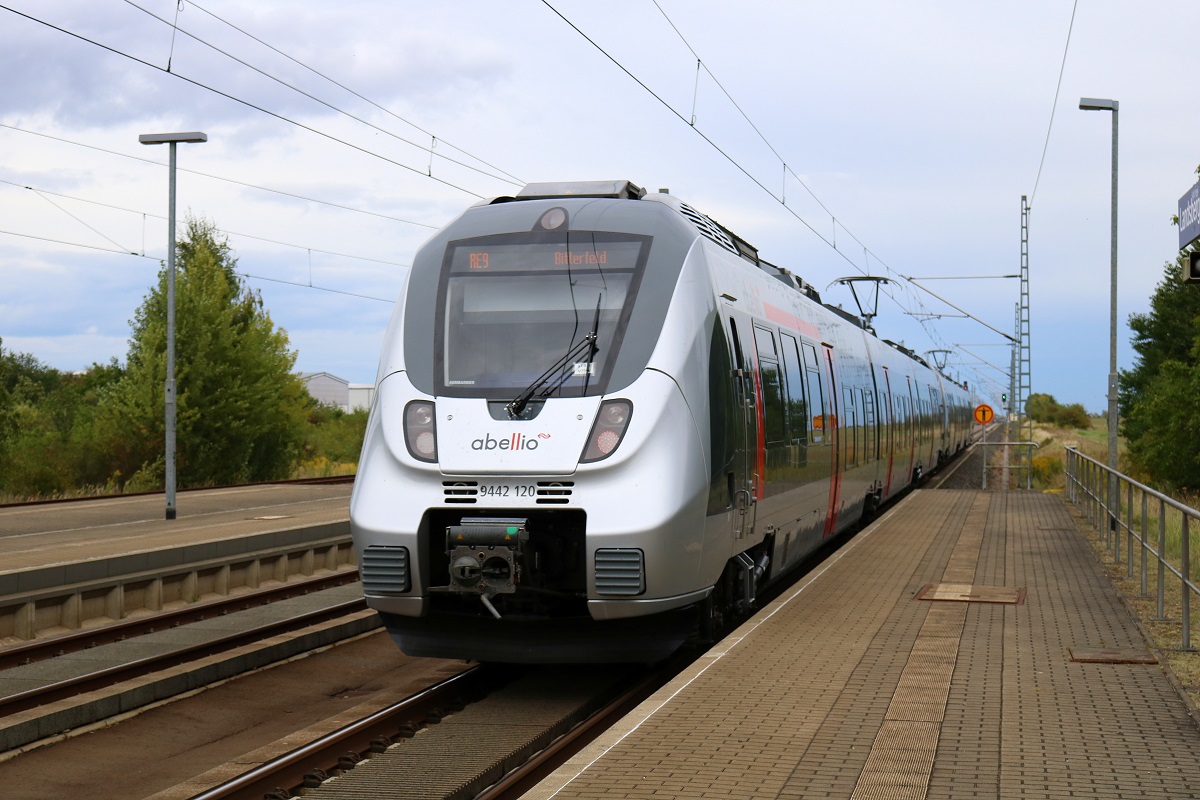 9442 611 und 9442 120 (Bombardier Talent 2) von Abellio Rail Mitteldeutschland als RE 74709 (RE9) von Kassel-Wilhelmshöhe nach Bitterfeld verlassen den Bahnhof Landsberg (b Halle/Saale) auf der Bahnstrecke Berlin–Halle (KBS 250). [9.9.2017 | 15:16 Uhr]