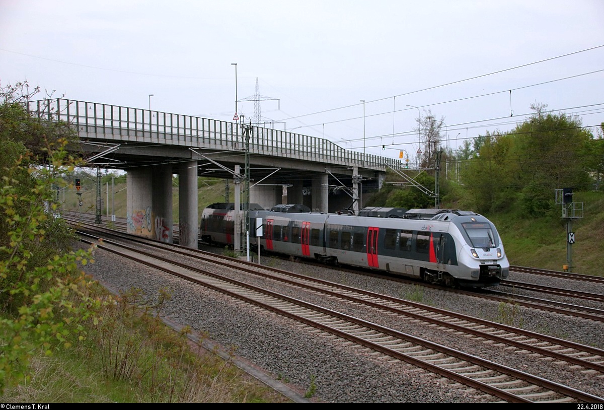 9442 611 (Bombardier Talent 2) von Abellio Rail Mitteldeutschland als RE 74592 (RE18) von Halle(Saale)Hbf nach Saalfeld(Saale) unterquert die Europachaussee in Halle-Ammendorf auf der Bahnstrecke Halle–Bebra (KBS 580). [22.4.2018 | 19:15 Uhr]