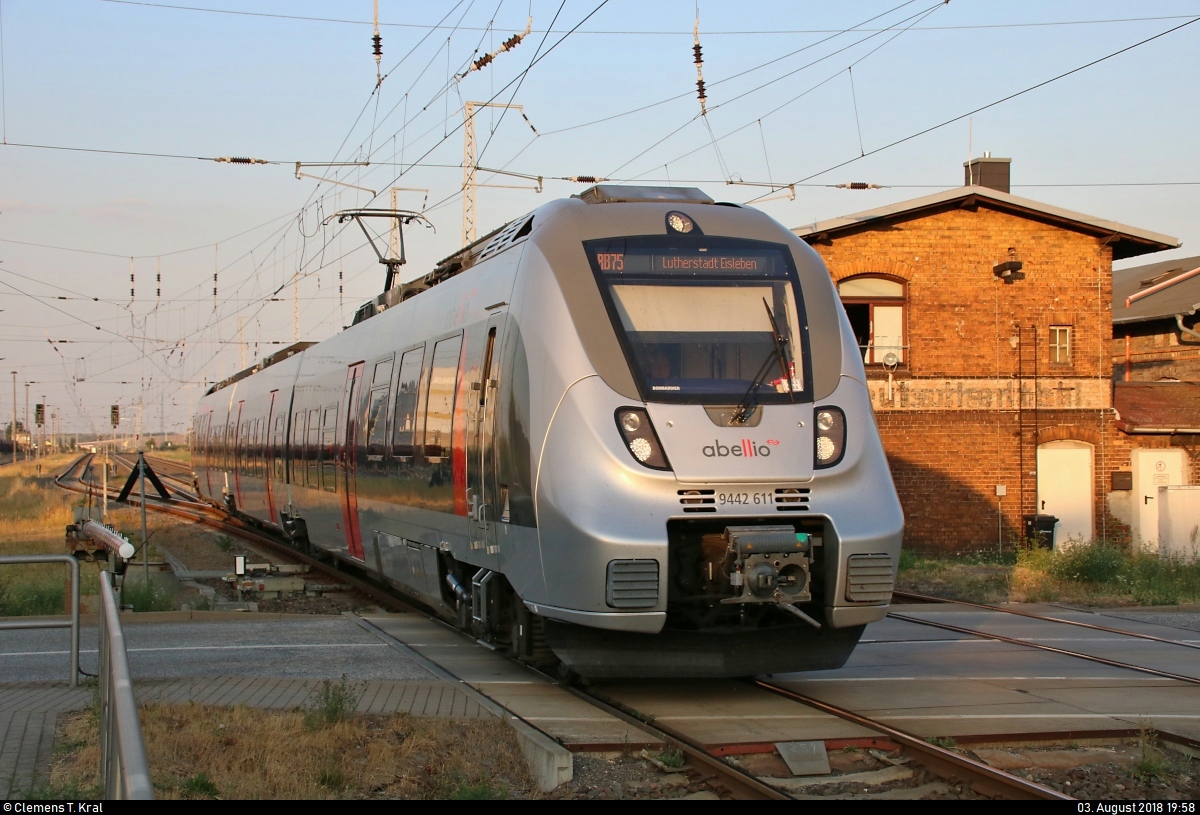 9442 611 (Bombardier Talent 2) von Abellio Rail Mitteldeutschland als RB 74790 (RB75) von Halle(Saale)Hbf nach Lutherstadt Eisleben erreicht den Bahnhof Teutschenthal auf der Bahnstrecke Halle–Hann. Münden (KBS 590).
[3.8.2018 | 19:58 Uhr]