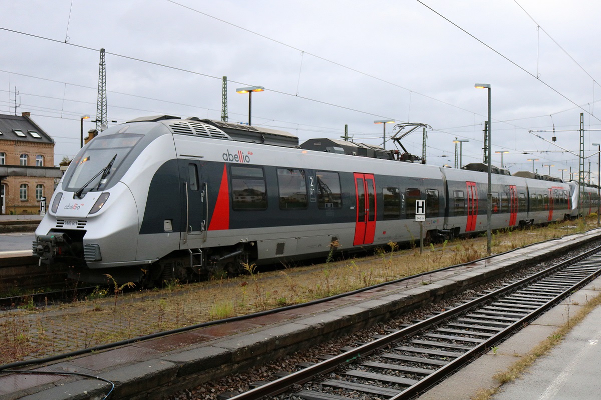 9442 611 und ein weiterer 9442 (Bombardier Talent 2) von Abellio Rail Mitteldeutschland als verspäteter RE 74793 (RE9) von Kassel Hbf nach Bitterfeld erreichen Halle(Saale)Hbf auf Gleis 3. [7.10.2017 | 9:09 Uhr]