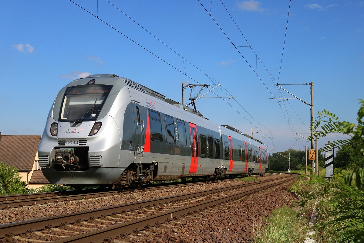 9442 612 (Bombardier Talent 2) von Abellio Rail Mitteldeutschland als verspätete RB 74778 (RB75) von Eilenburg nach Röblingen am See in Zscherben, Angersdorfer Straße, auf der Bahnstrecke Halle–Hann. Münden (KBS 590). [3.8.2017 - 16:51 Uhr]