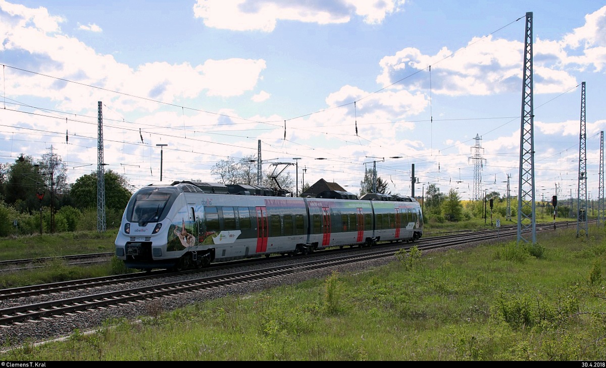 9442 612 (Bombardier Talent 2) von Abellio Rail Mitteldeutschland als RB 74783 (RB75) von Nordhausen nach Halle(Saale)Hbf erreicht den Bahnhof Angersdorf auf der Bahnstrecke Halle–Hann. Münden (KBS 590). Aufgenommen im Gegenlicht. Aufnahmestandort öffentlich zugänglich. [30.4.2018 | 16:15 Uhr]