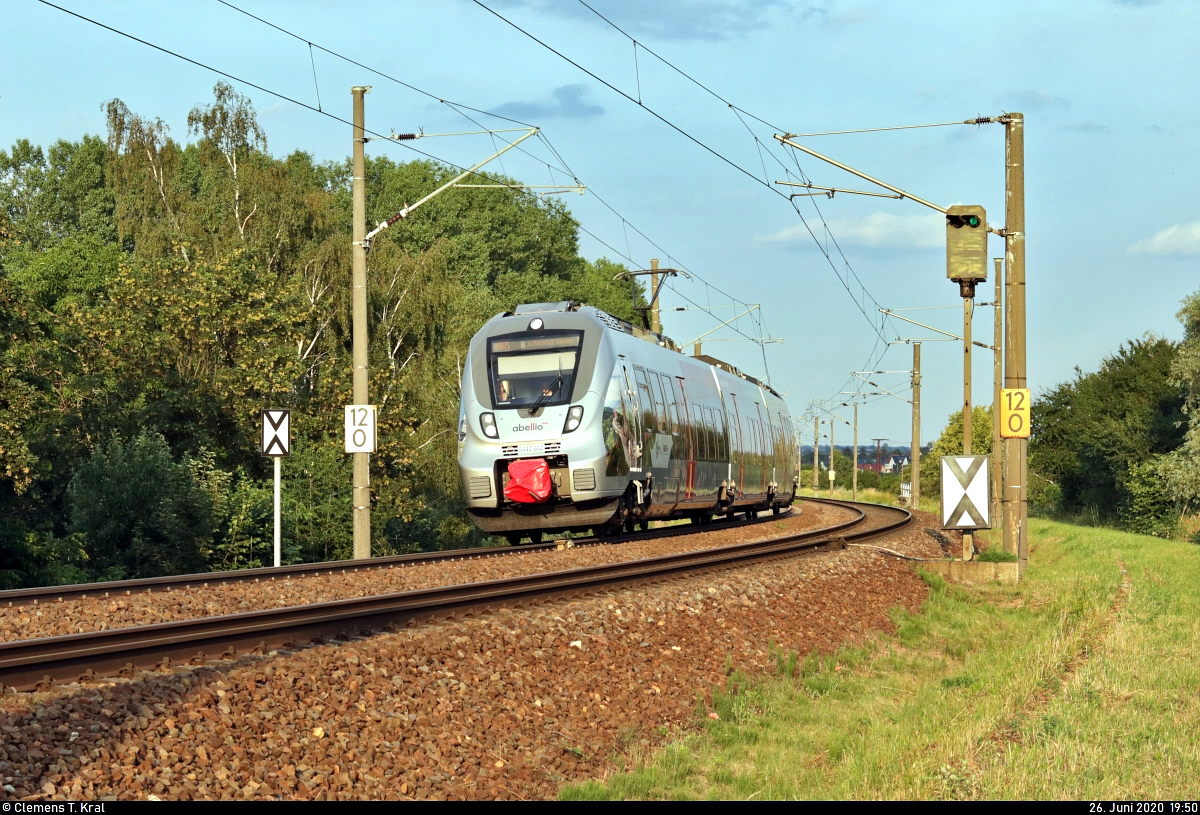 9442 612 (Bombardier Talent 2) der Abellio Rail Mitteldeutschland GmbH, mit Werbung für die Harzer Schmalspurbahnen GmbH (HSB), als RB 74790 (RB75) von Halle(Saale)Hbf nach Lutherstadt Eisleben fährt in Zscherben auf der Bahnstrecke Halle–Hann. Münden (KBS 590).
Durch großzügige Mäharbeiten in letzter Zeit ergeben sich neue Fotostellen.
[26.6.2020 | 19:50 Uhr]