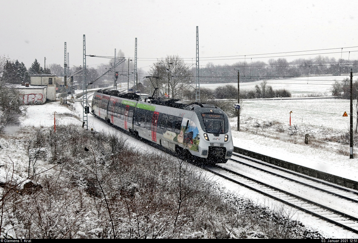 9442 612 (Bombardier Talent 2), mit Werbung für die Harzer Schmalspurbahnen GmbH (HSB), verlässt den verschneiten Hp Zscherben auf Gleis 1.
Viele Grüße zurück an den Tf!

🧰 Abellio Rail Mitteldeutschland GmbH
🚝 RB 74776 (RB75) Halle(Saale)Hbf–Lutherstadt Eisleben
🚩 Bahnstrecke Halle–Hann. Münden (KBS 590)
🕓 3.1.2021 | 12:51 Uhr