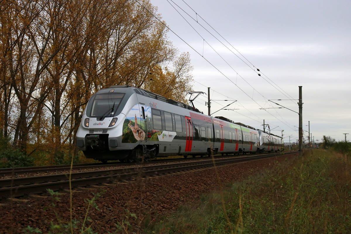 9442 612 und ein weiterer 9442 (Bombardier Talent 2) von Abellio Rail Mitteldeutschland als RE 74710 (RE9) von Bitterfeld nach Kassel-Wilhelmshöhe fahren in Zscherben, Gartenweg, auf der Bahnstrecke Halle–Hann. Münden (KBS 590). [21.10.2017 | 15:17 Uhr]