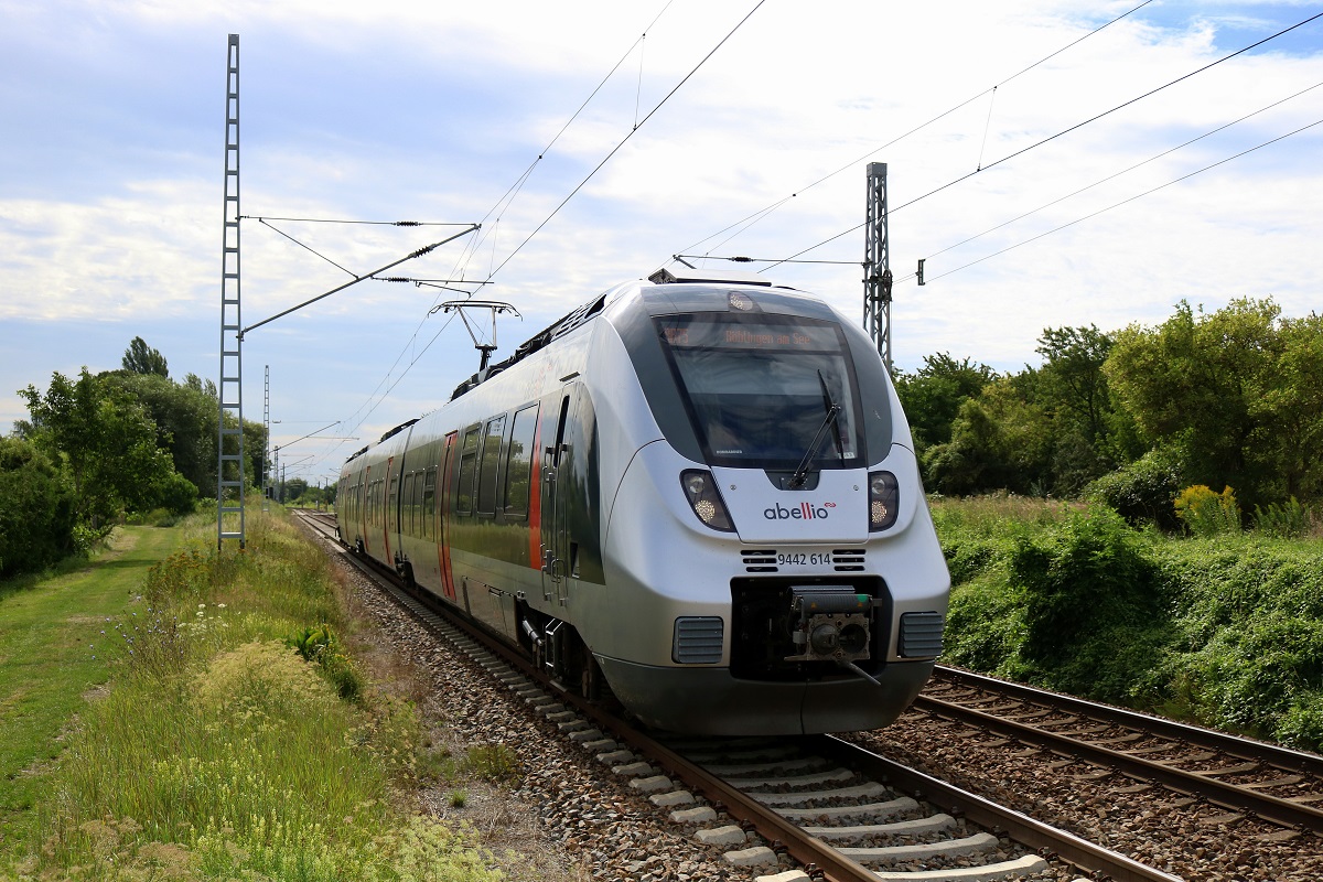 9442 614 (Bombardier Talent 2) von Abellio Rail Mitteldeutschland als RB 74770 (RB75) von Eilenburg nach Röblingen am See fährt in den Hp Zscherben auf der Bahnstrecke Halle–Hann. Münden (KBS 590) ein. [4.8.2017 - 10:49 Uhr]