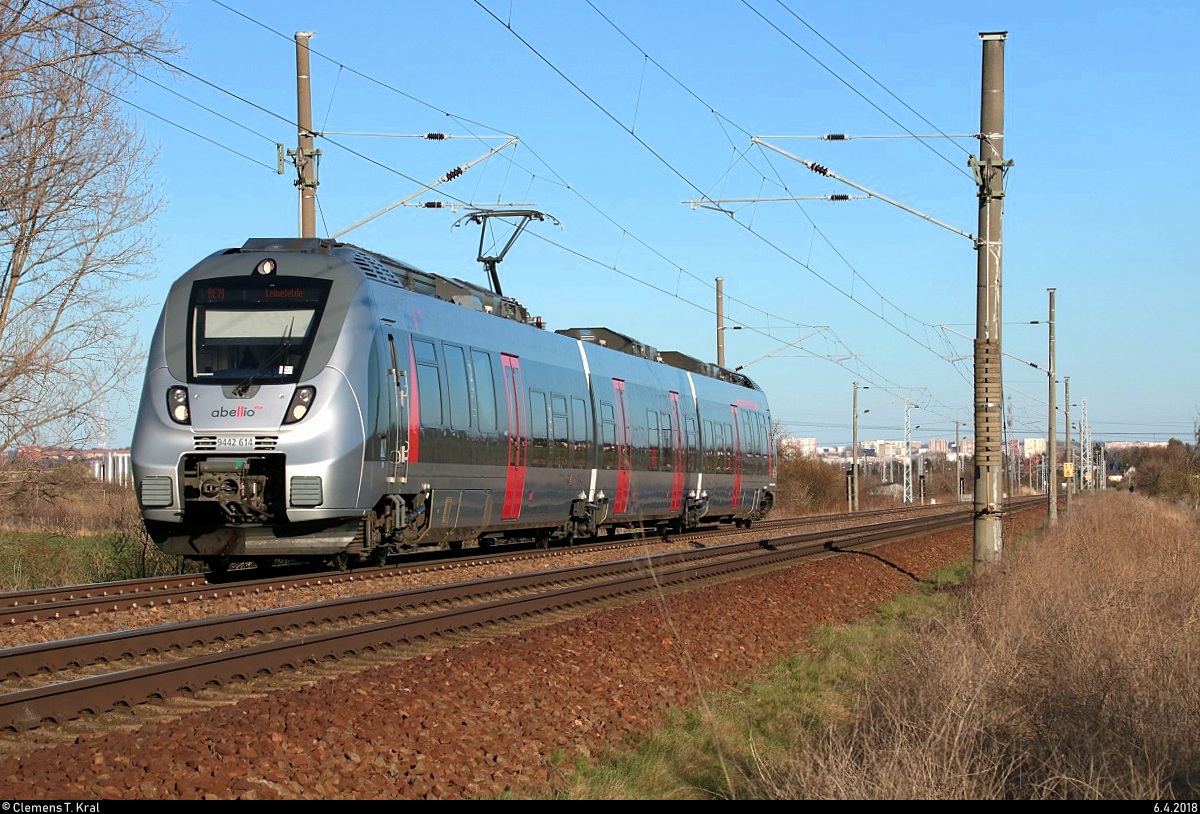 9442 614 (Bombardier Talent 2) von Abellio Rail Mitteldeutschland als RE 74732 (RE19) von Halle(Saale)Hbf nach Leinefelde fährt in Zscherben, Gartenweg, auf der Bahnstrecke Halle–Hann. Münden (KBS 590). [6.4.2018 | 18:12 Uhr]