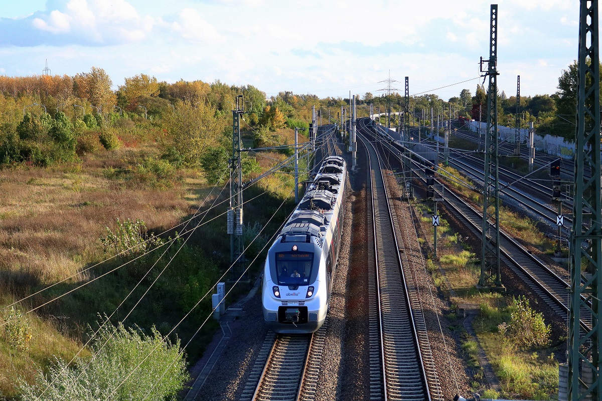 9442 615 (Bombardier Talent 2) von Abellio Rail Mitteldeutschland als RB 74627 (RB20) von Eisenach nach Halle(Saale)Hbf Gl. 13a passiert den Abzweig Thüringen (At). Aufgenommen von der Brücke Dieselstraße in Halle (Saale). Grüße an den Tf! [3.10.2017 | 17:32 Uhr]