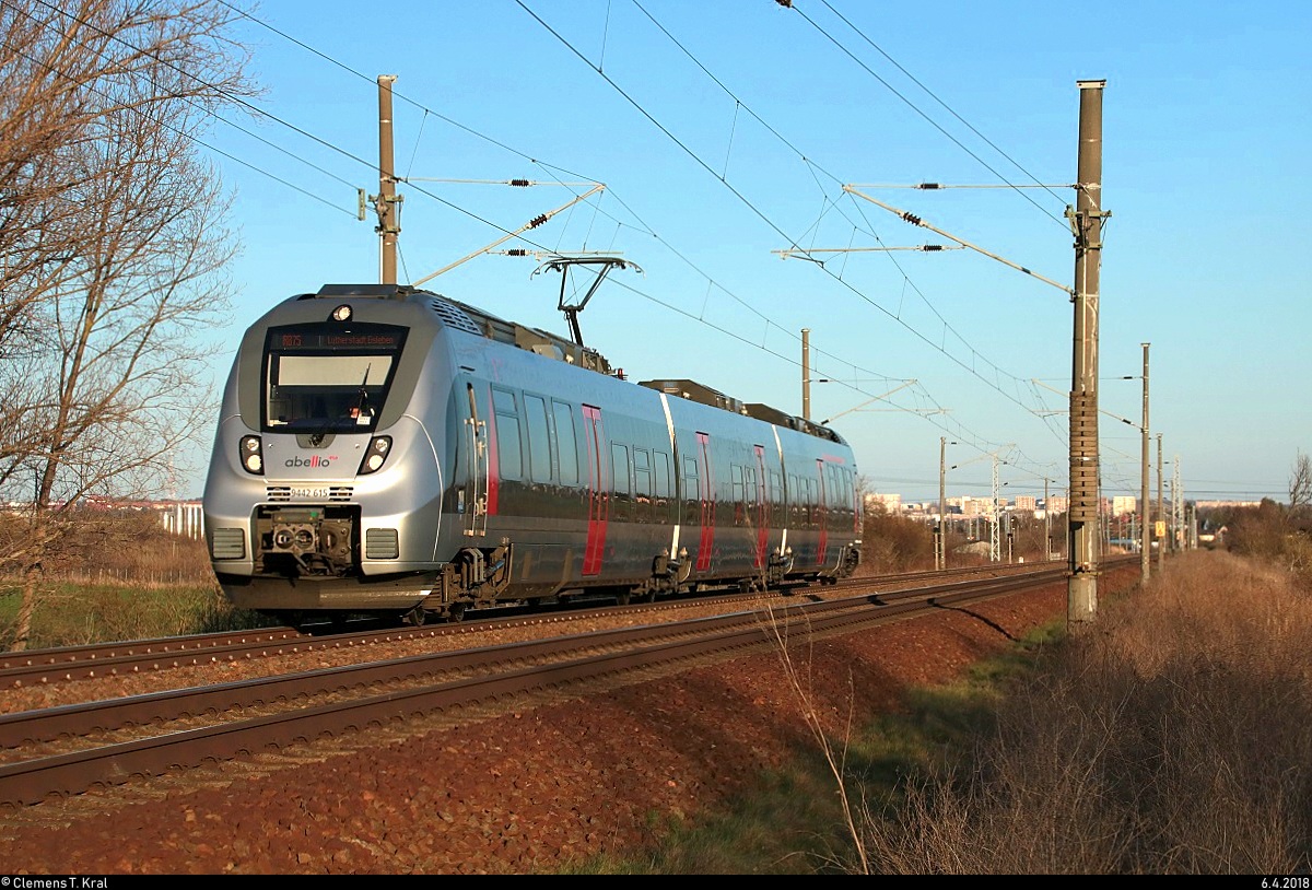 9442 615 (Bombardier Talent 2) von Abellio Rail Mitteldeutschland als RB 74788 (RB75) von Halle(Saale)Hbf nach Lutherstadt Eisleben fährt in Zscherben, Gartenweg, auf der Bahnstrecke Halle–Hann. Münden (KBS 590). [6.4.2018 | 18:52 Uhr]
