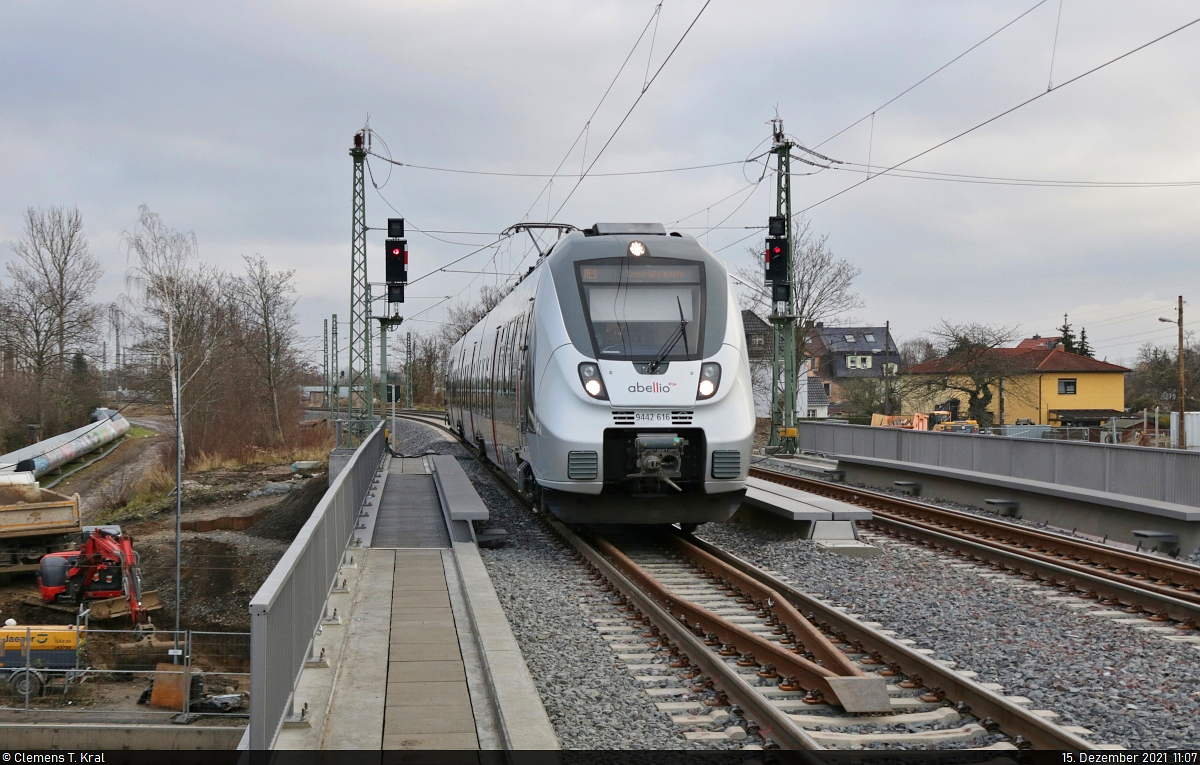 9442 616 (Bombardier Talent 2) überquert die Merseburger Straße auf der neuen Rosengartenbrücke in Halle (Saale).
Aufgenommen am Ende des Bahnsteigs 2 in Halle Rosengarten.

🧰 Abellio Rail Mitteldeutschland GmbH
🚝 RE 74706 (RE9) Halle(Saale)Hbf–Kassel-Wilhelmshöhe
🚩 Bahnstrecke Halle–Hann. Münden (KBS 590)
🕓 15.12.2021 | 11:07 Uhr