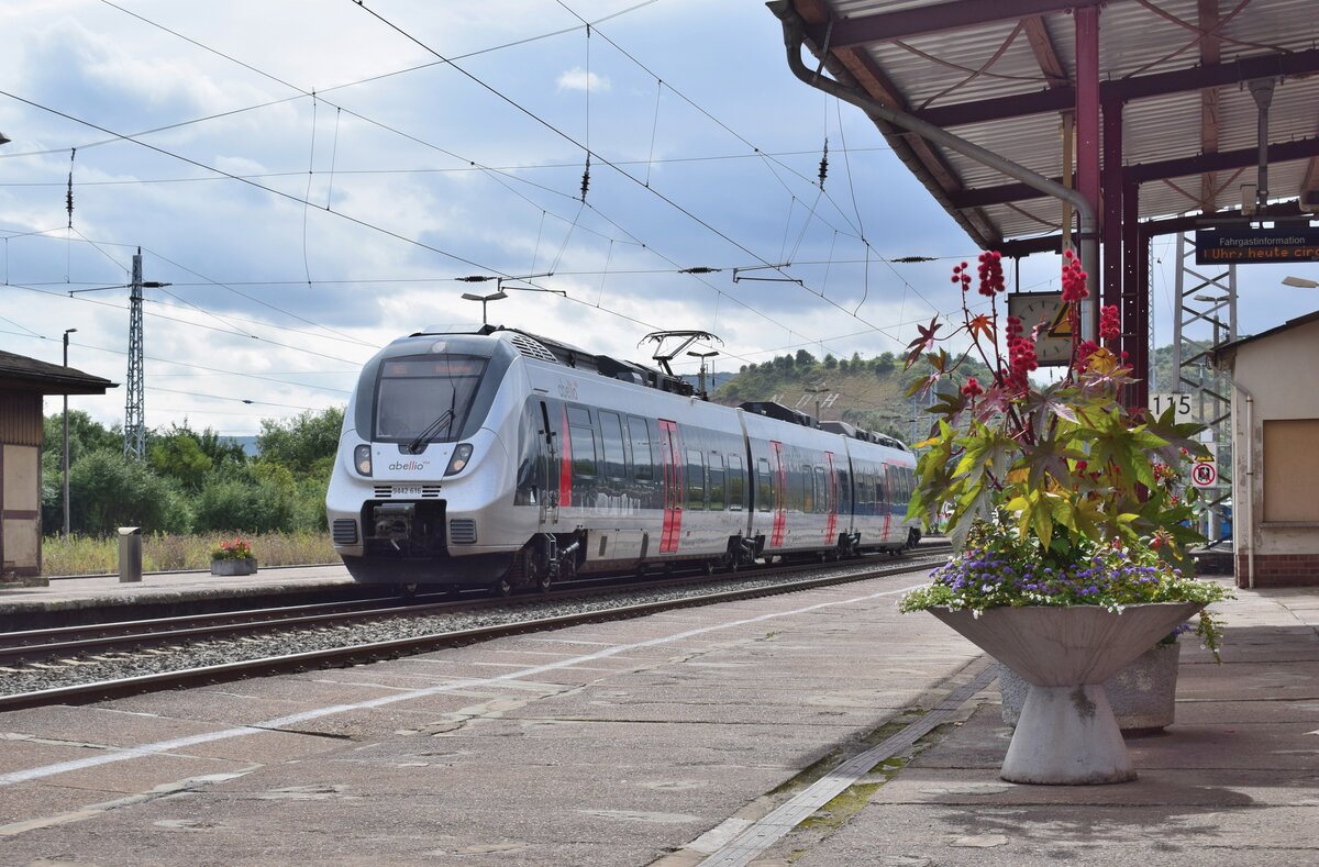 9442 616 kommt in den Bahnhof Bleicherode auf den Weg nach Nordhausen eingefahren.

Bleicherode Ost 16.08.2021