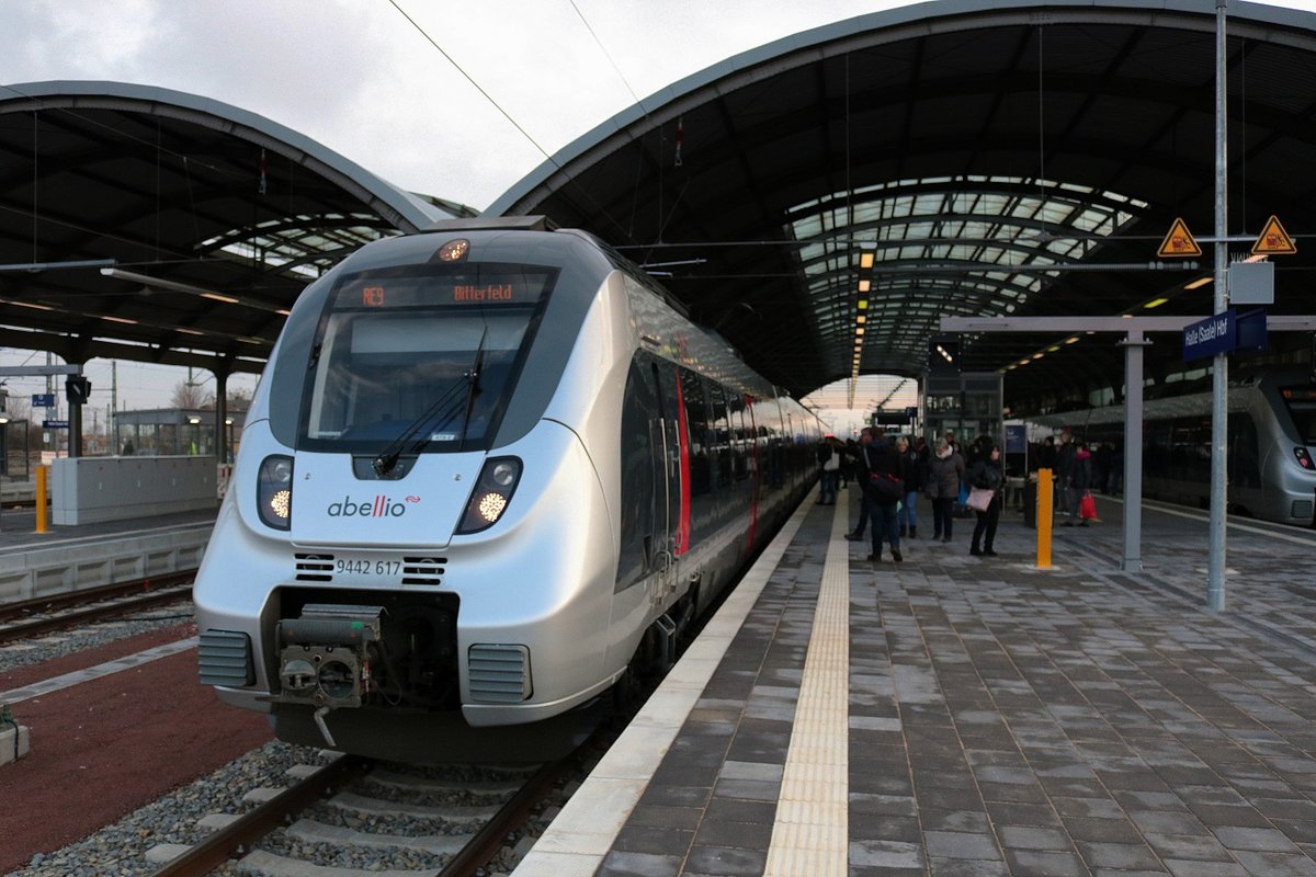 9442 617 und 9442 605 (Bombardier Talent 2) von Abellio Rail Mitteldeutschland als RE 74709 (RE9) von Kassel-Wilhelmshöhe nach Bitterfeld stehen in Halle(Saale)Hbf auf Gleis 9. [2.12.2017 | 15:01 Uhr]
