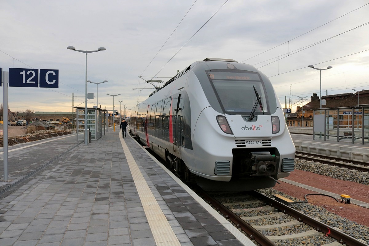 9442 618 (Bombardier Talent 2) von Abellio Rail Mitteldeutschland als RE 74712 (RE9) nach Kassel-Wilhelmshöhe steht in seinem Startbahnhof Halle(Saale)Hbf auf Gleis 12 A-D. [27.12.2017 | 14:27 Uhr]