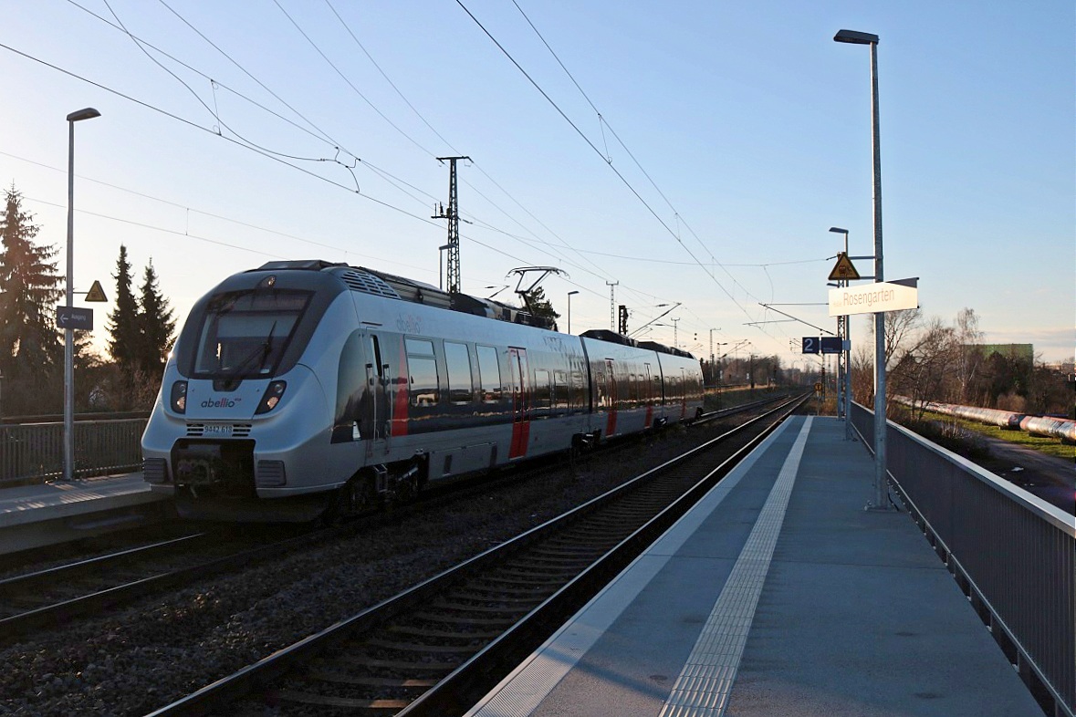 9442 618 (Bombardier Talent 2) von Abellio Rail Mitteldeutschland als RE 74711 (RE9) von Kassel-Wilhelmshöhe nach Halle(Saale)Hbf Gl. 13a durchfährt den Hp Halle Rosengarten auf der Bahnstrecke Halle–Hann. Münden (KBS 590). [29.12.2017 | 14:51 Uhr]